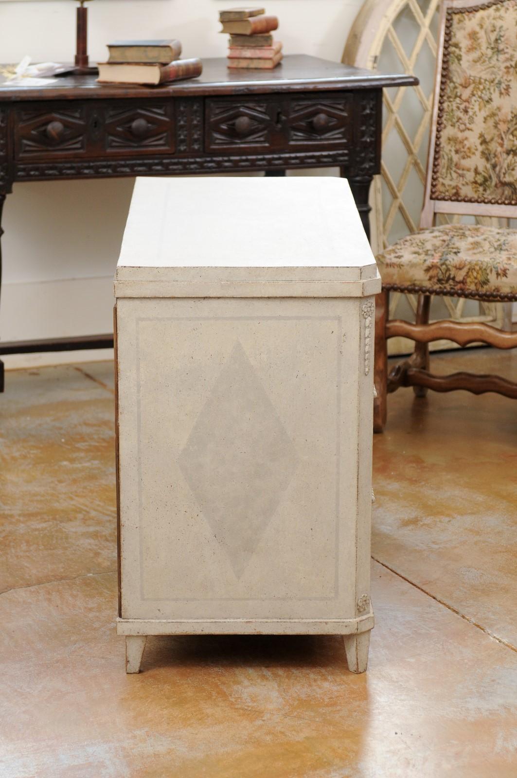 Swedish Gustavian Style 1860s Painted Wood Three-Drawer Chest with Carved Motifs For Sale 4