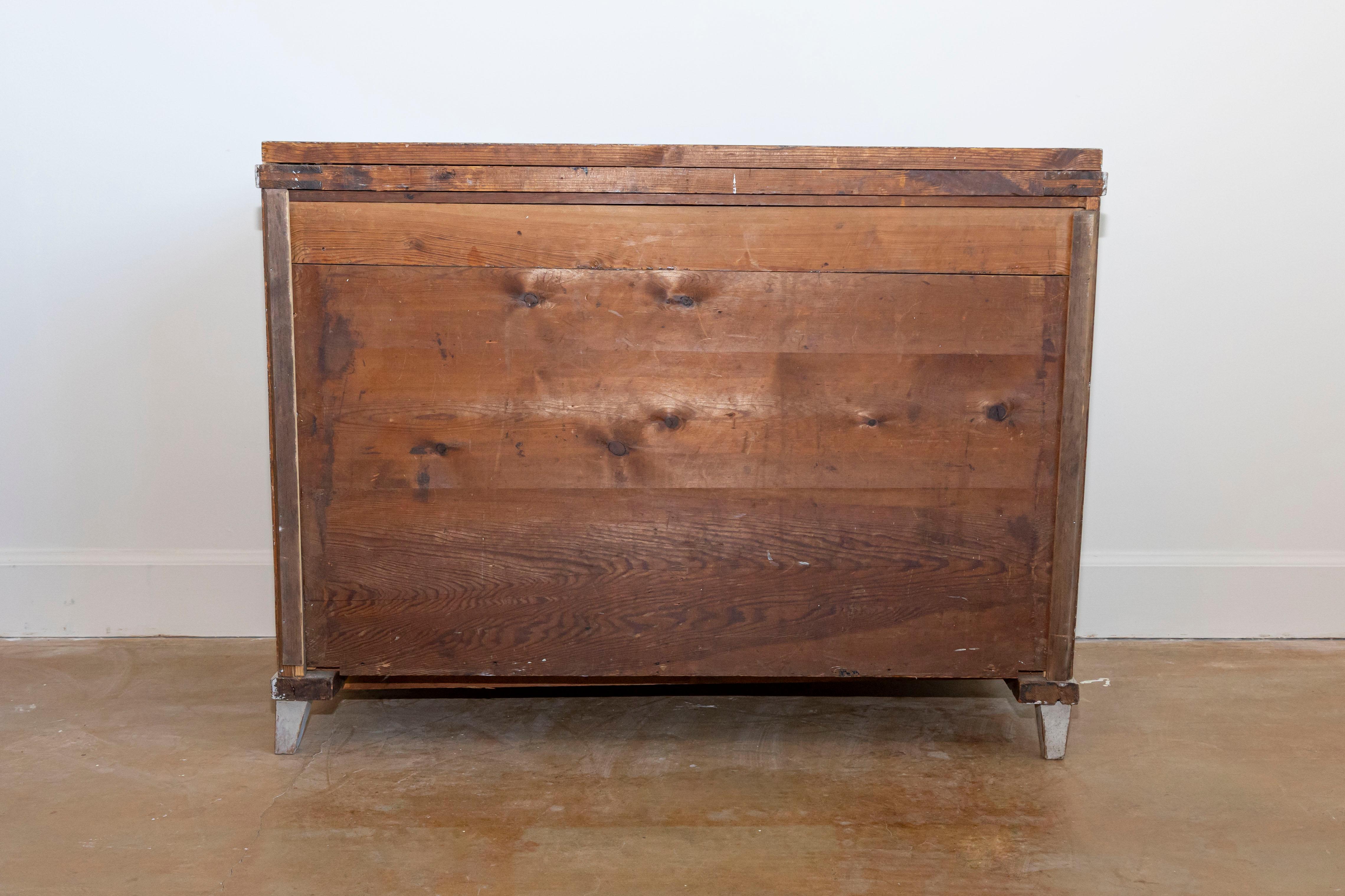 Schwedische Drei-Schubladen-Kommode aus bemaltem Holz im Gustavianischen Stil der 1860er Jahre mit geschnitzten Motiven im Angebot 3