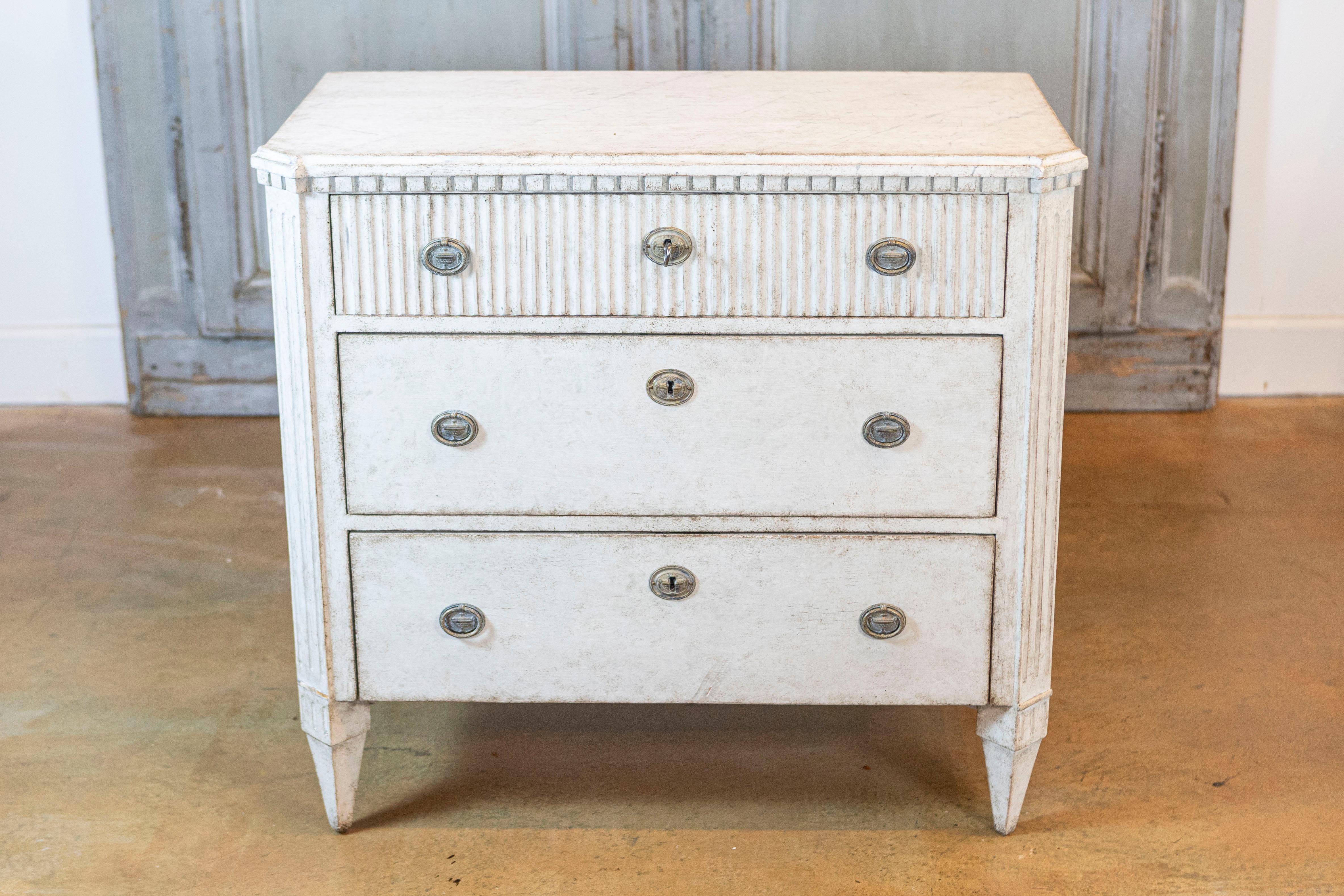 Swedish Gustavian Style 1870s Gray Painted and Carved Three Drawer Chests, Pair For Sale 2
