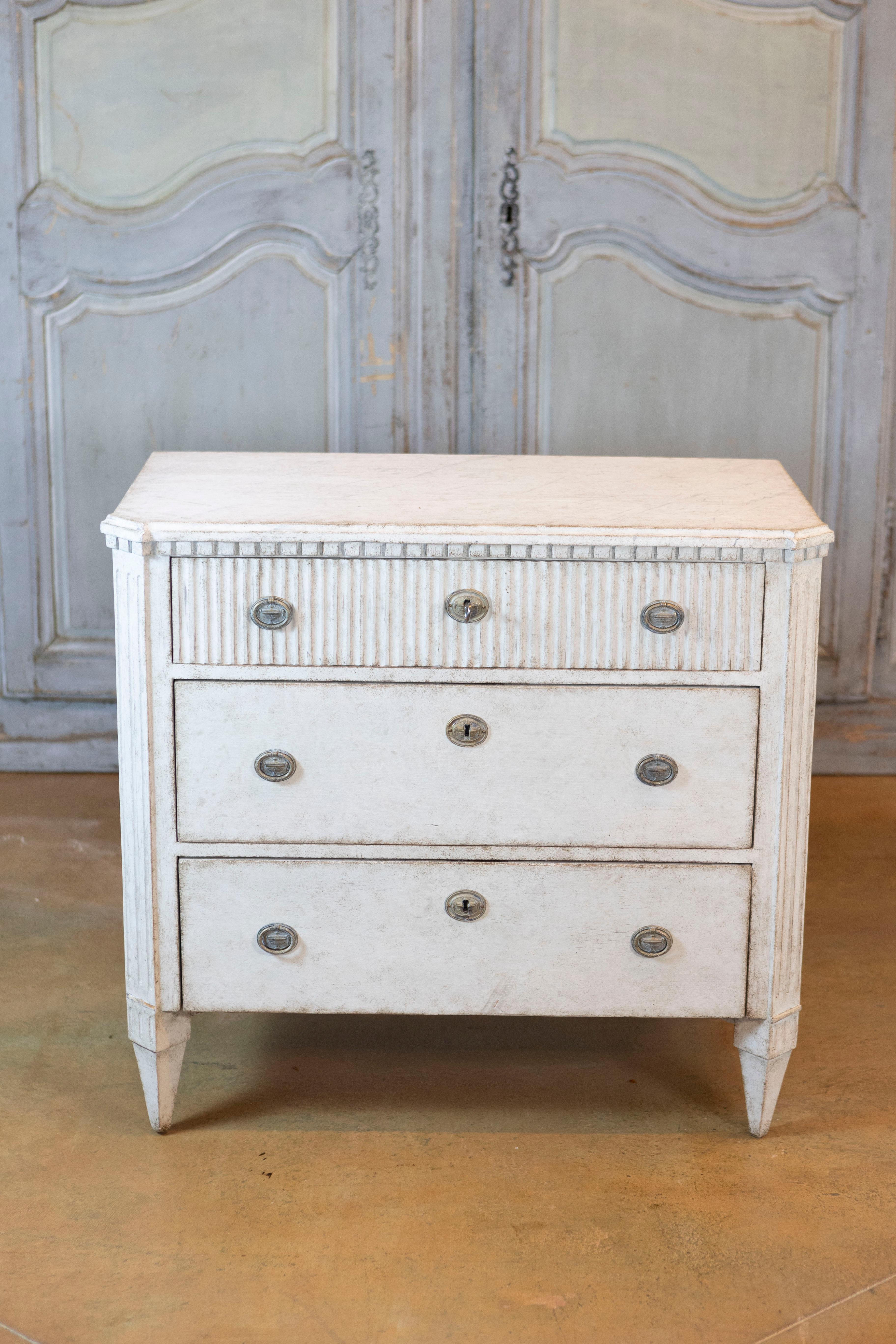 Swedish Gustavian Style 1870s Gray Painted and Carved Three Drawer Chests, Pair For Sale 3