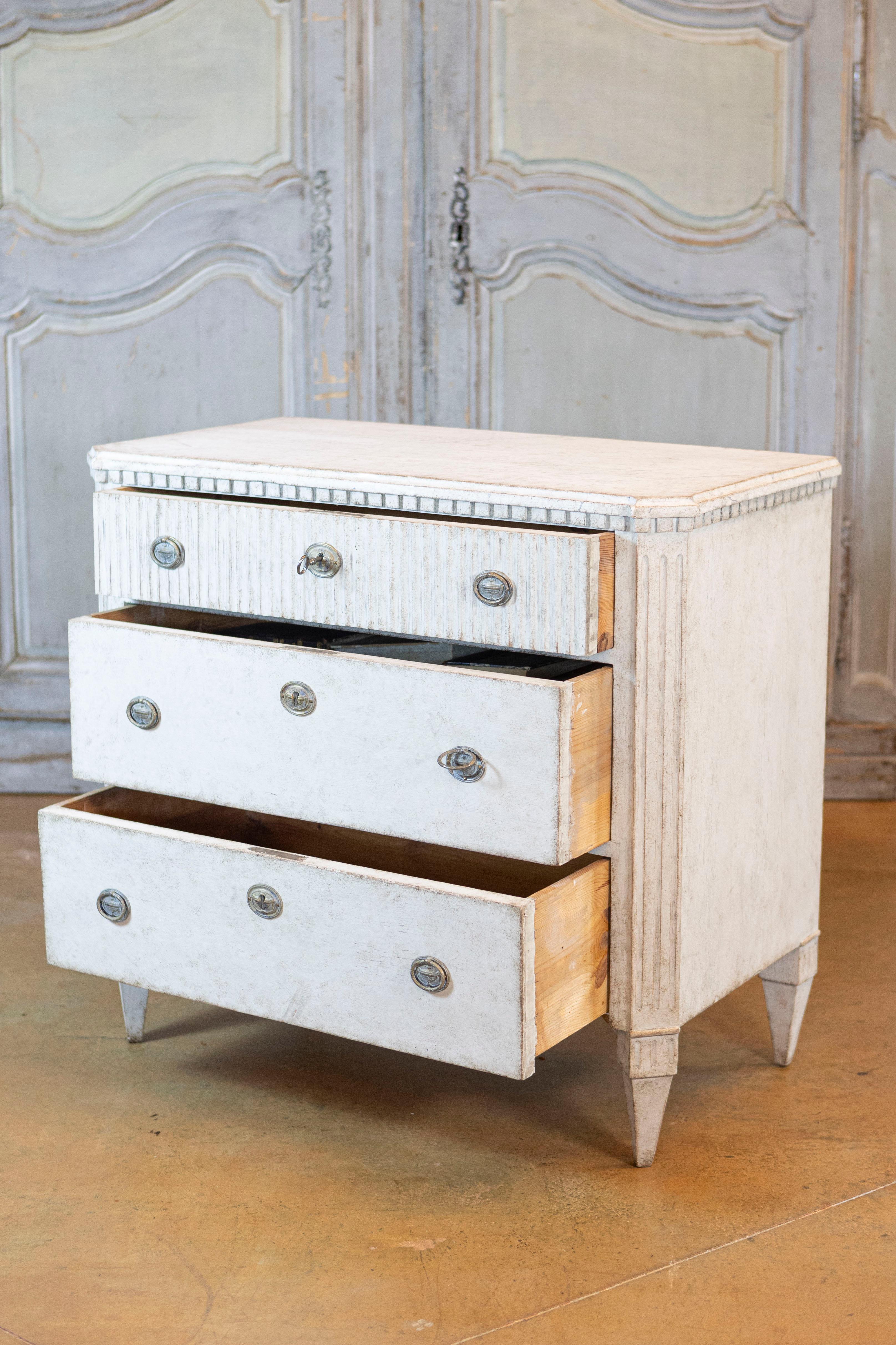 Swedish Gustavian Style 1870s Gray Painted and Carved Three Drawer Chests, Pair For Sale 4