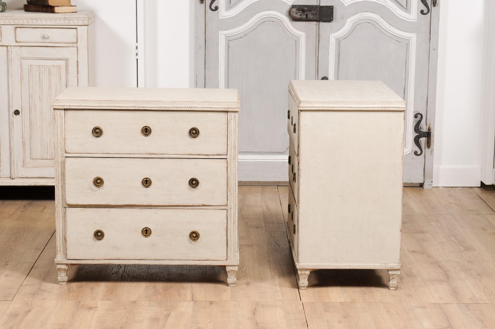Swedish Gustavian Style 1880s Gray Beige Painted Three-Drawer Chests, a Pair 6