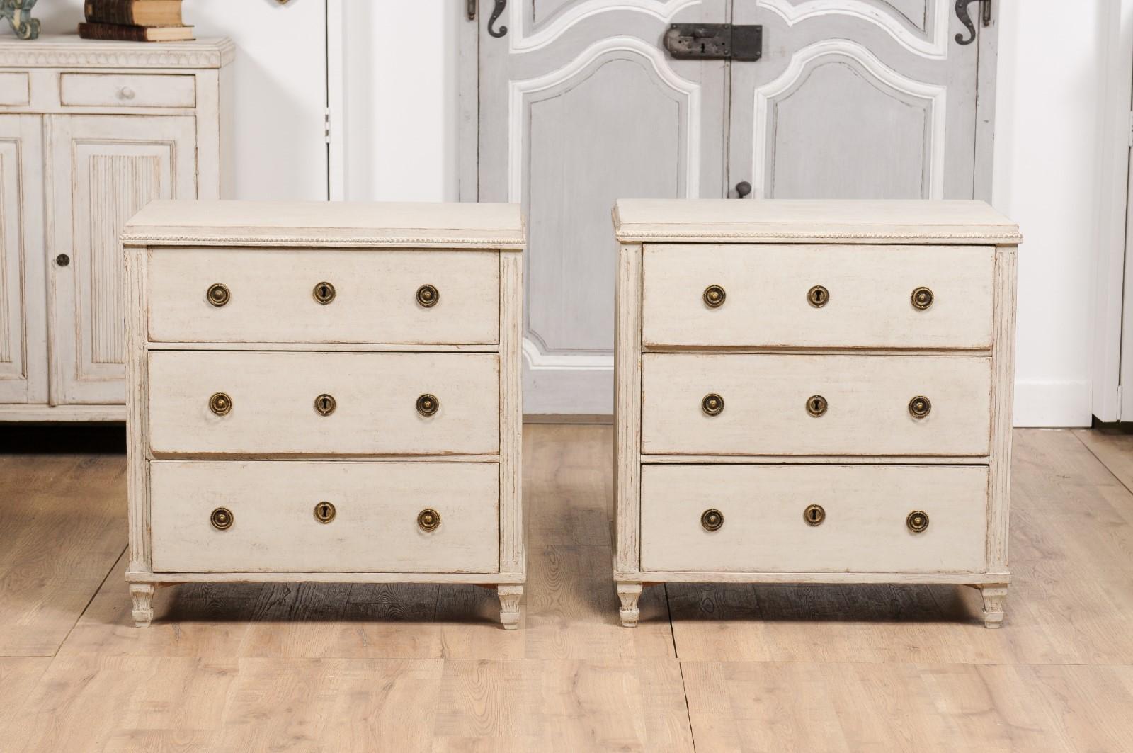 Swedish Gustavian Style 1880s Gray Beige Painted Three-Drawer Chests, a Pair 7