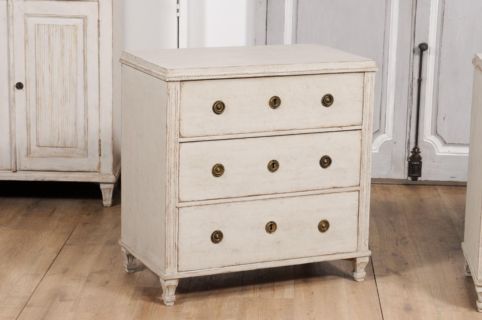 Swedish Gustavian Style 1880s Gray Beige Painted Three-Drawer Chests, a Pair In Good Condition In Atlanta, GA