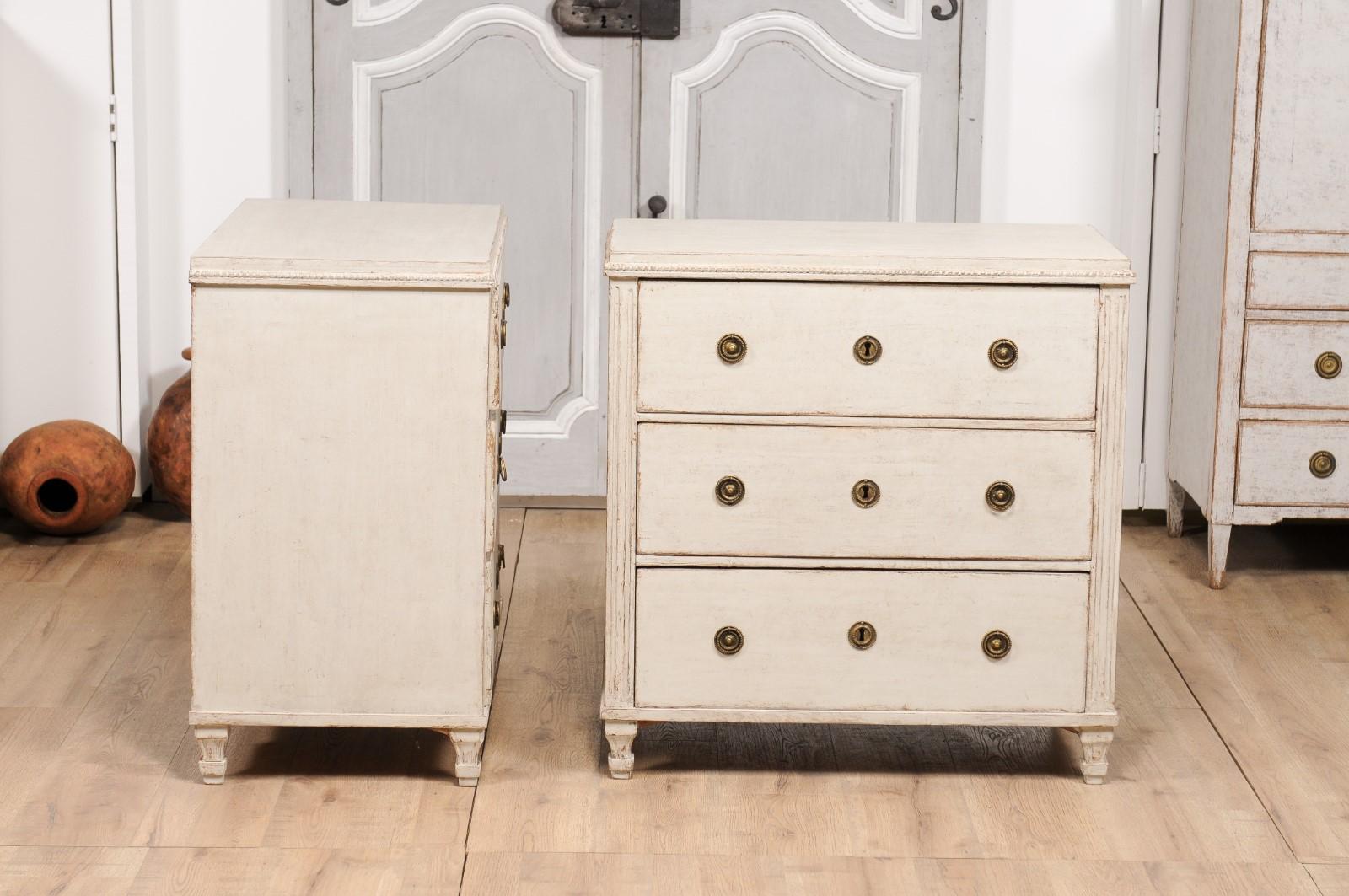 Swedish Gustavian Style 1880s Gray Beige Painted Three-Drawer Chests, a Pair 2