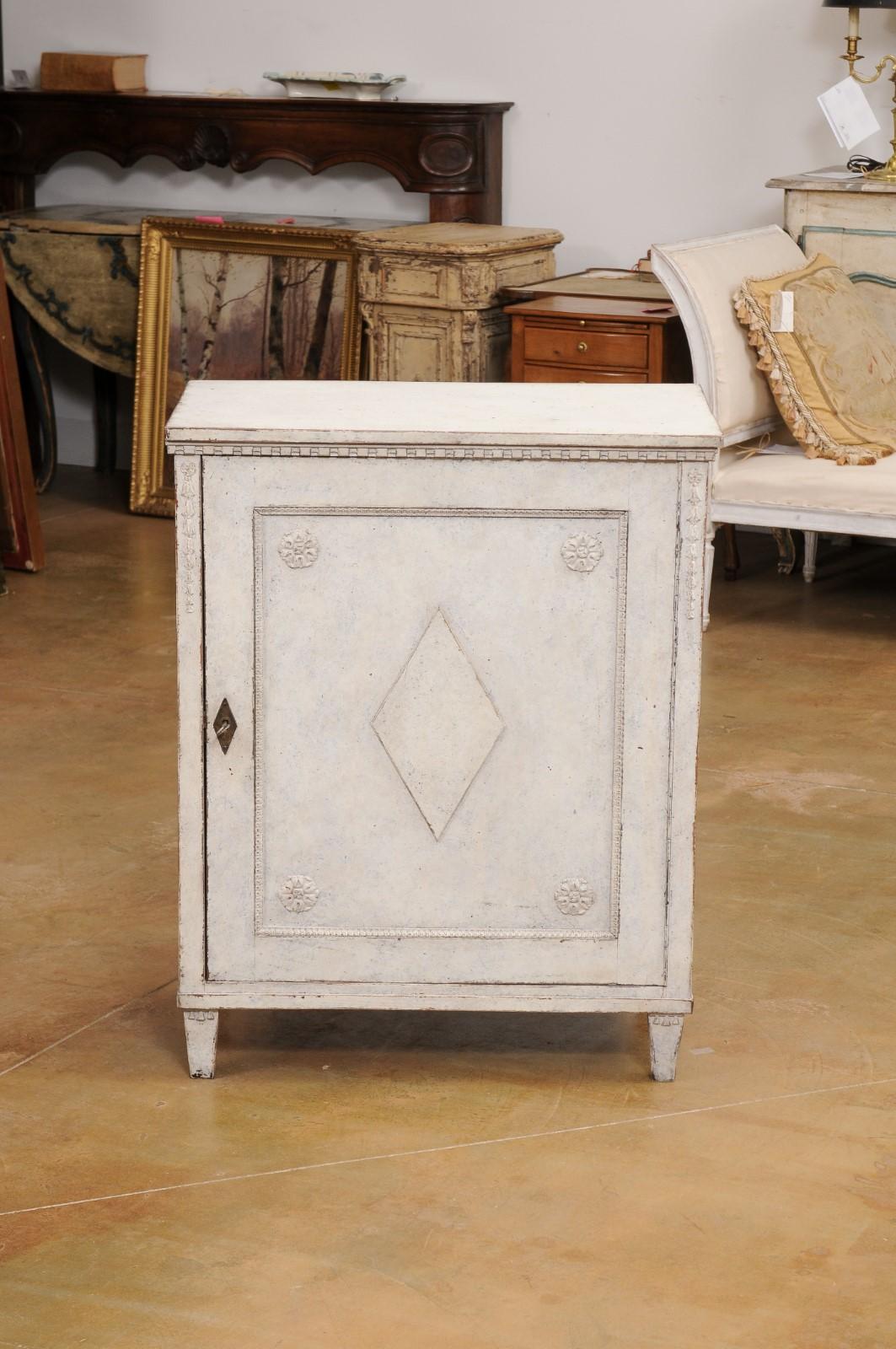 Swedish Gustavian Style 1880s Painted Cabinet with Carved Diamond and Rosettes For Sale 5