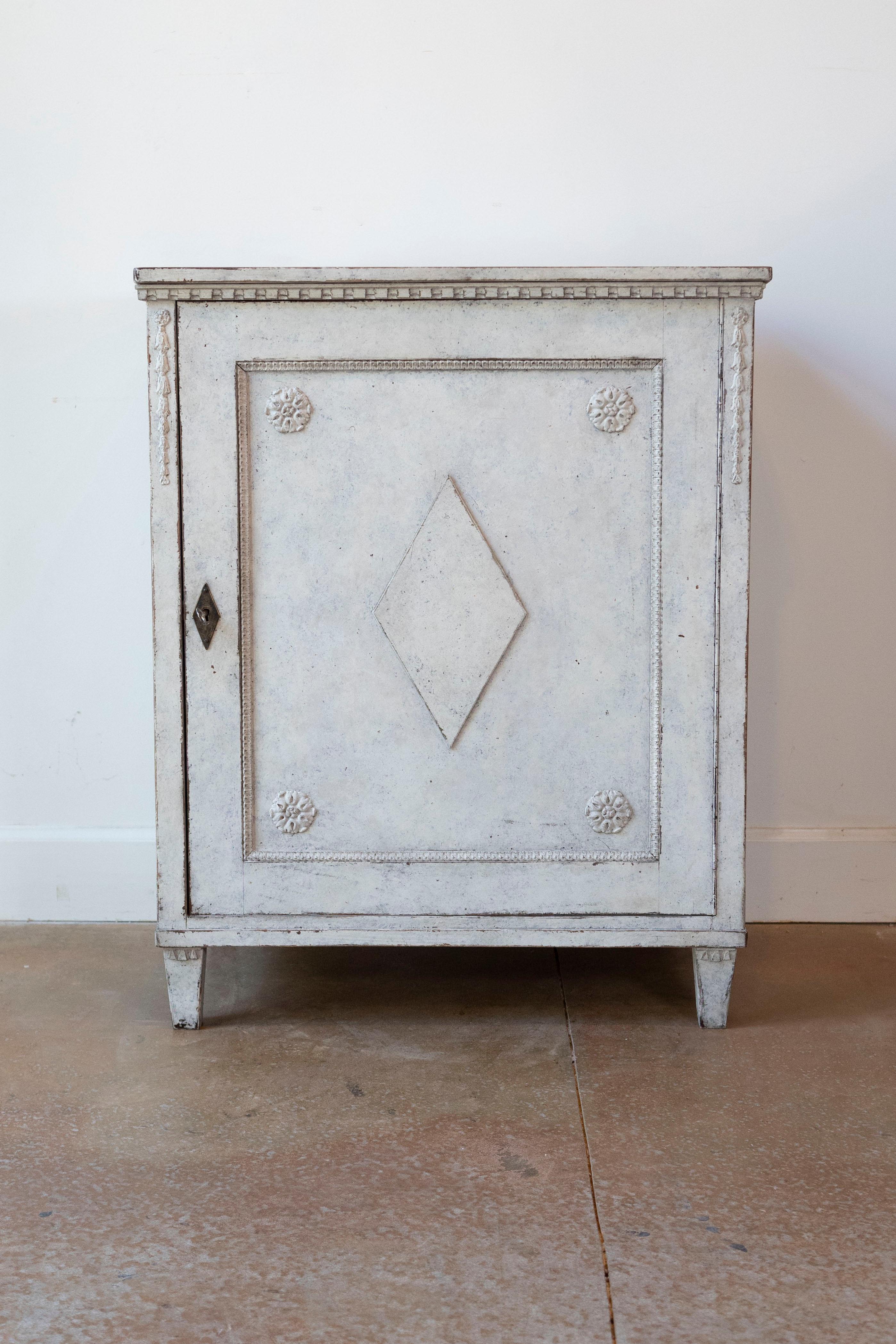 Armario Pintado Estilo Gustaviano Sueco de la Década de 1880 con Diamantes y Rosetones Tallados en Bueno estado para la venta en Atlanta, GA