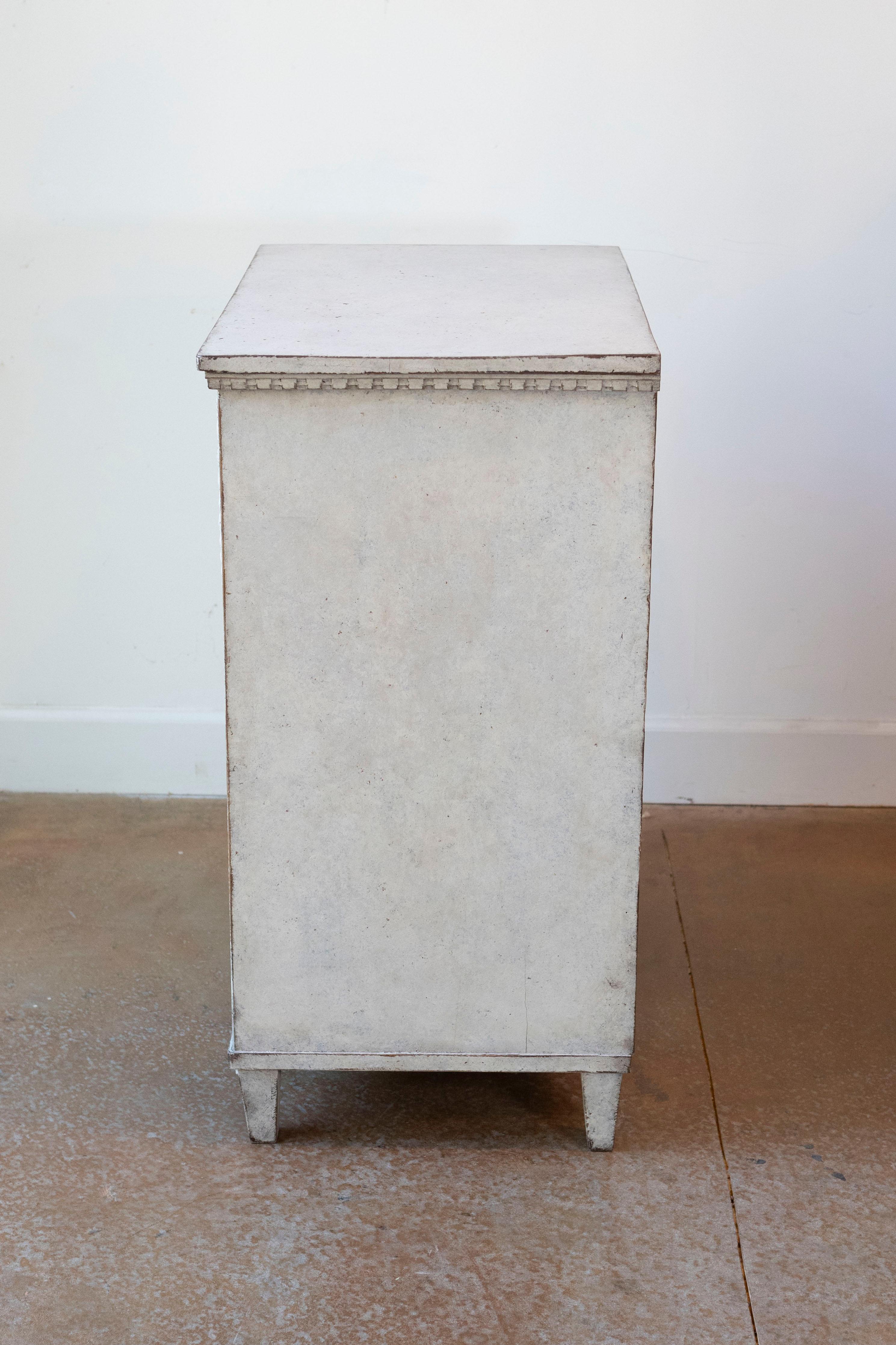 Armario Pintado Estilo Gustaviano Sueco de la Década de 1880 con Diamantes y Rosetones Tallados Madera en venta
