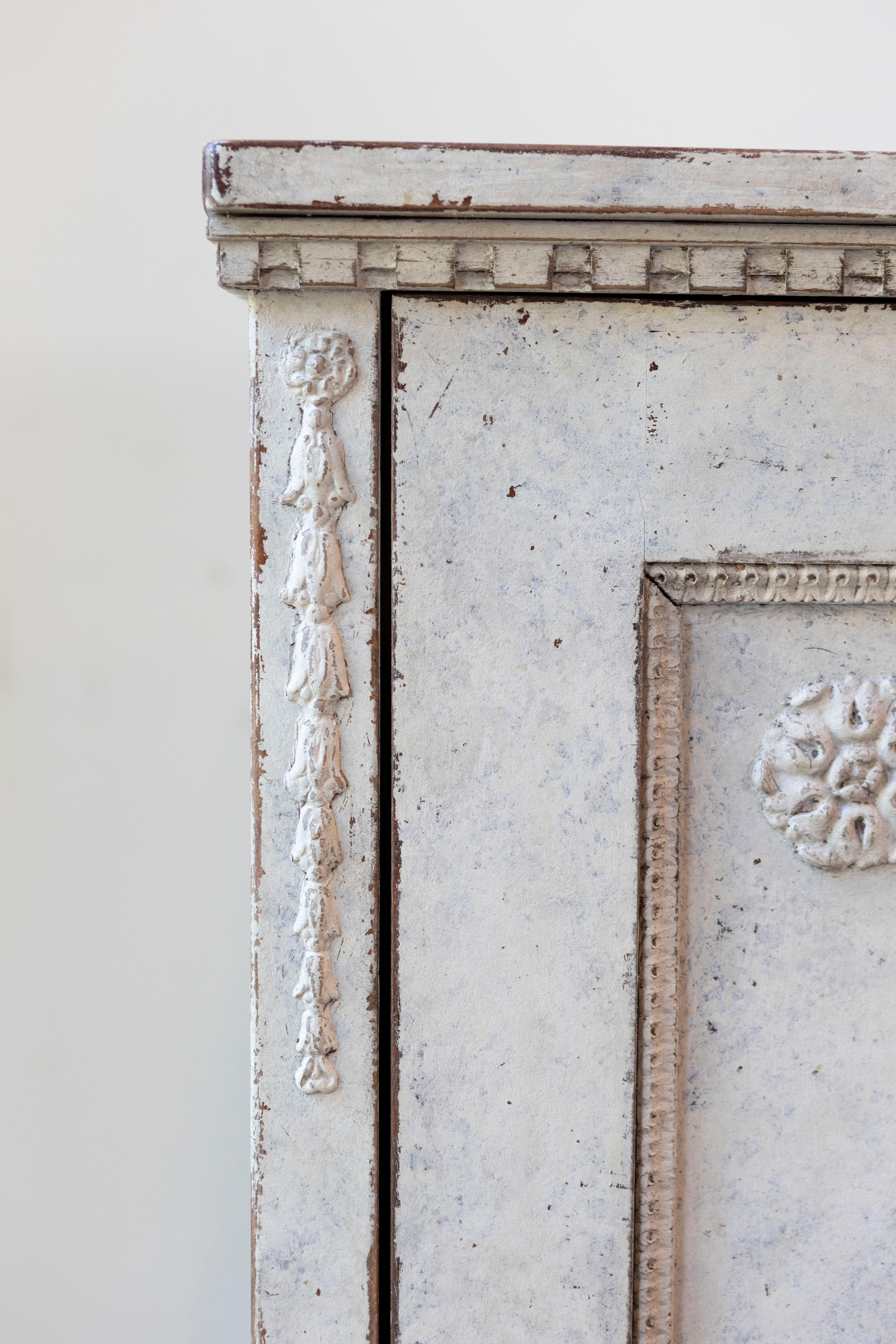 Armario Pintado Estilo Gustaviano Sueco de la Década de 1880 con Diamantes y Rosetones Tallados en venta 3