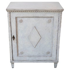 Schwedischer Schrank im Gustavianischen Stil der 1880er Jahre, bemalt, mit geschnitzten Diamanten und Rosetten