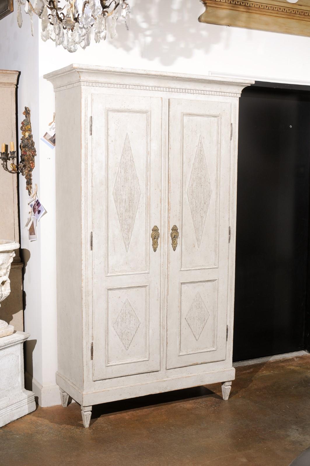 Swedish Gustavian Style 1880s Painted Linen Cabinet with Carved Diamond Motifs In Good Condition In Atlanta, GA