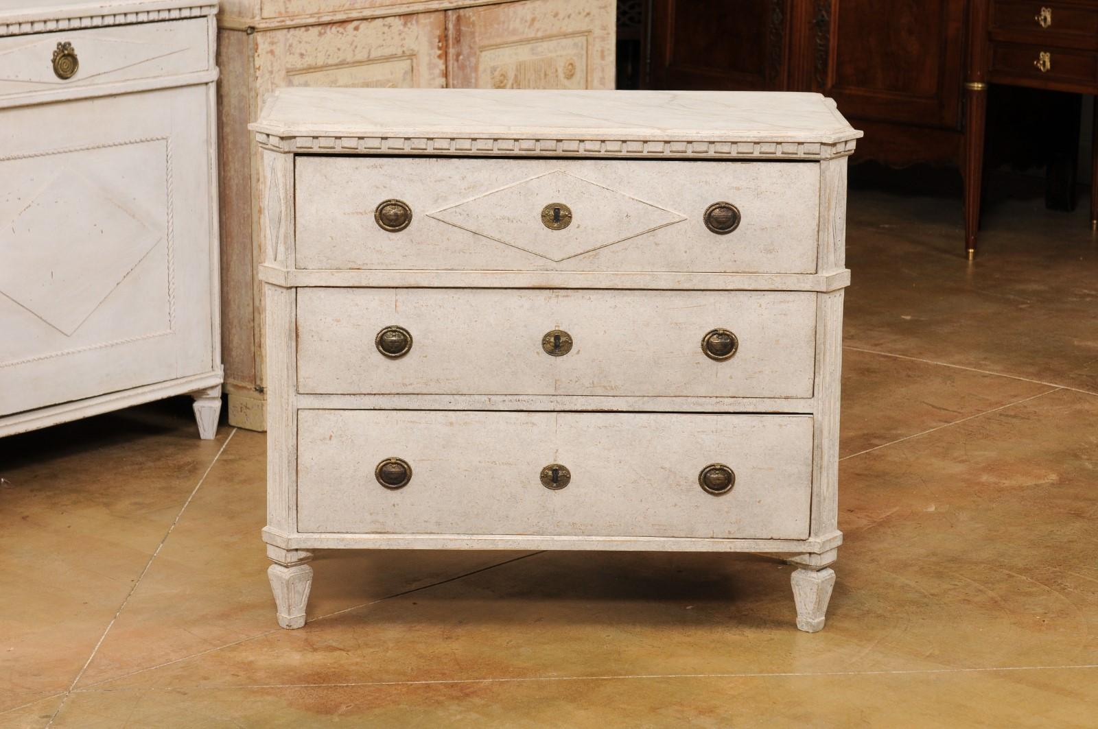 Swedish Gustavian Style 1880s Painted Three-Drawer Chest with Diamond Motif 6