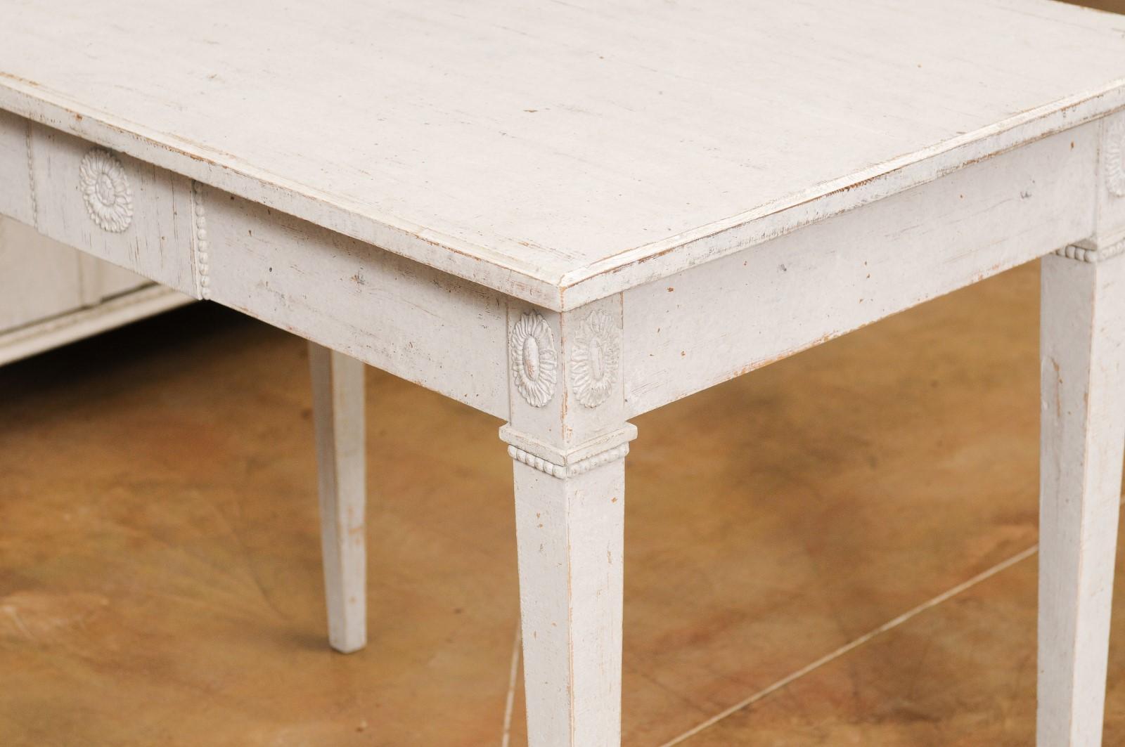 Schwedischer Tisch aus bemaltem Holz im Gustavianischen Stil der 1880er Jahre mit geschnitzten Rosetten und Perlen im Angebot 6