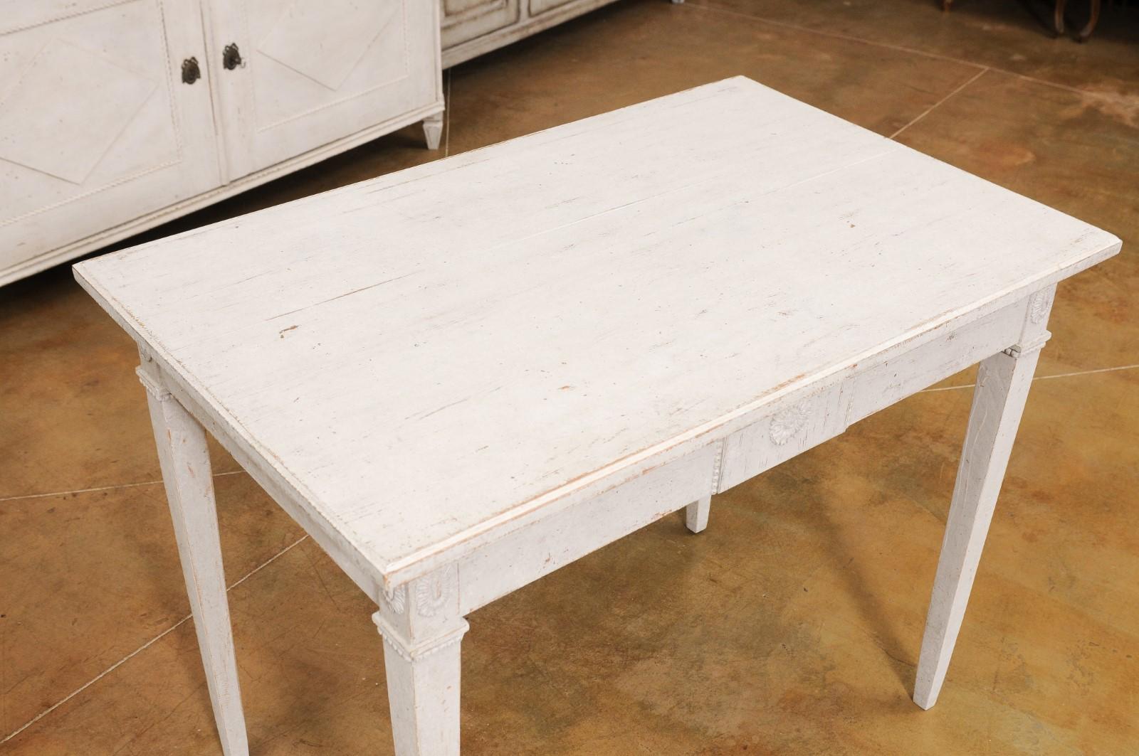 Schwedischer Tisch aus bemaltem Holz im Gustavianischen Stil der 1880er Jahre mit geschnitzten Rosetten und Perlen im Zustand „Gut“ im Angebot in Atlanta, GA