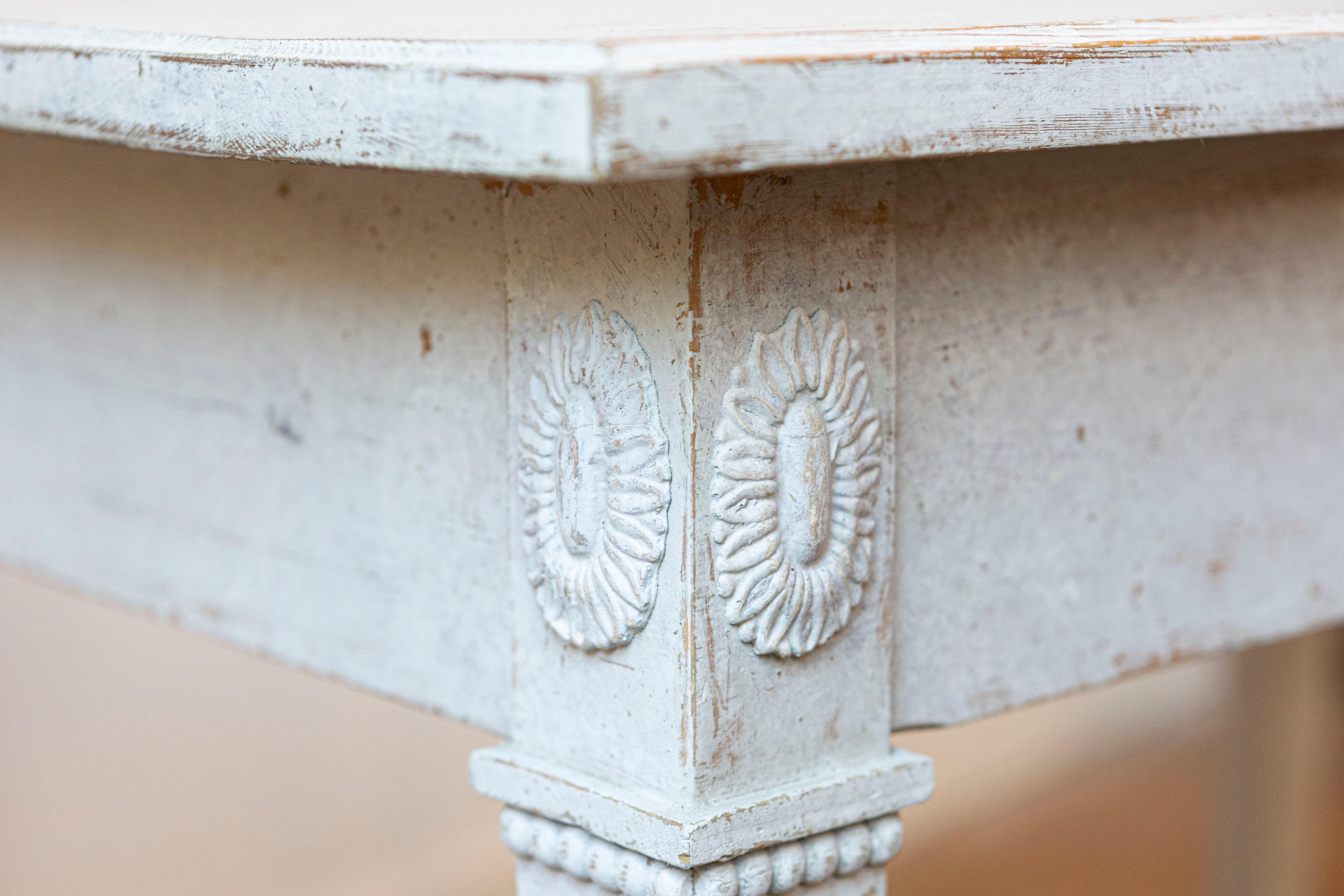 Swedish Gustavian Style 1880s Painted Wood Table with Carved Rosettes and Beads For Sale 1