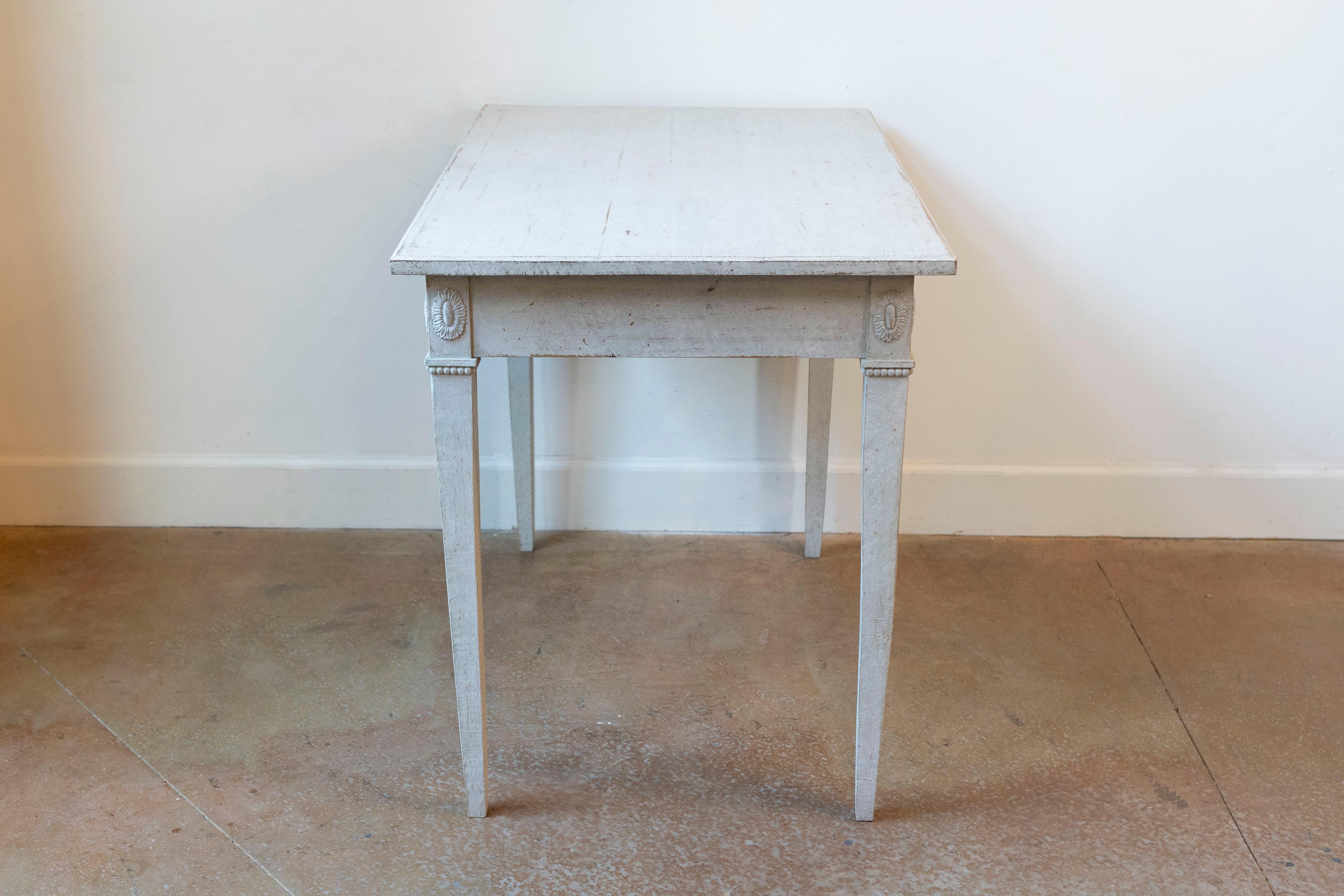 Swedish Gustavian Style 1880s Painted Wood Table with Carved Rosettes and Beads For Sale 2