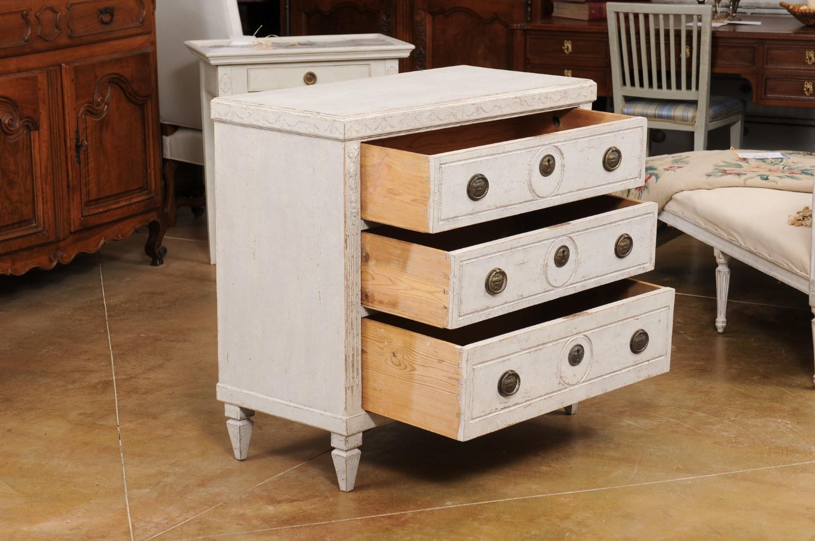 Swedish Gustavian Style 1880s Three-Drawer Painted Chest with Carved Décor For Sale 1