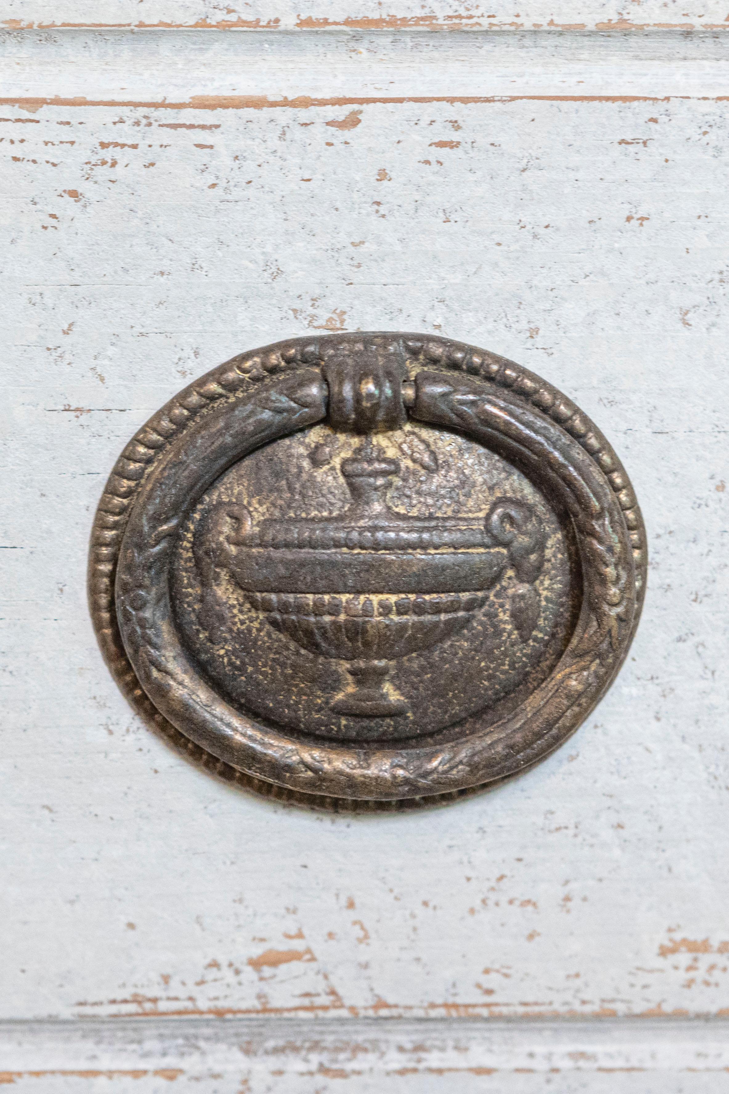 Schwedische Gustavianische Stil 1880er Jahre Drei-Schublade bemalte Truhe mit geschnitzten Dekor im Angebot 2