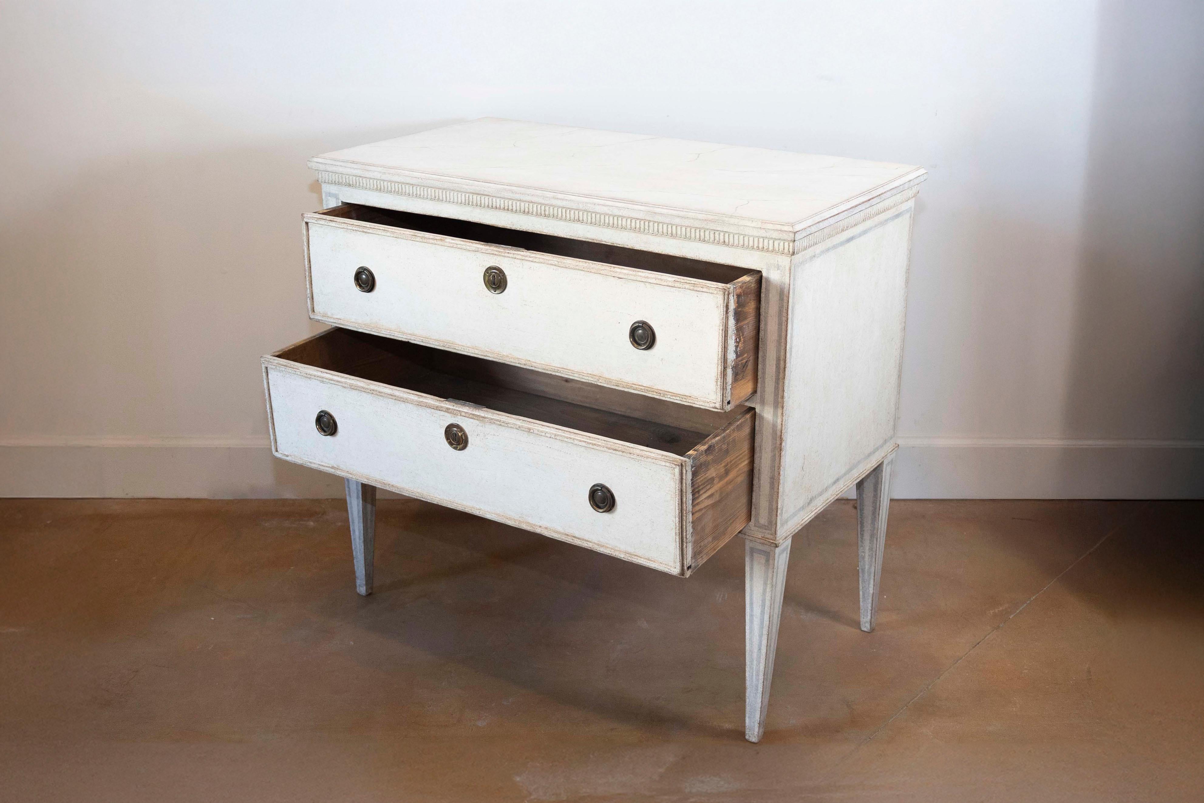 Gustaviano Cassettone svedese in stile gustaviano del 1890 con due cassetti e contorni dipinti in grigio in vendita
