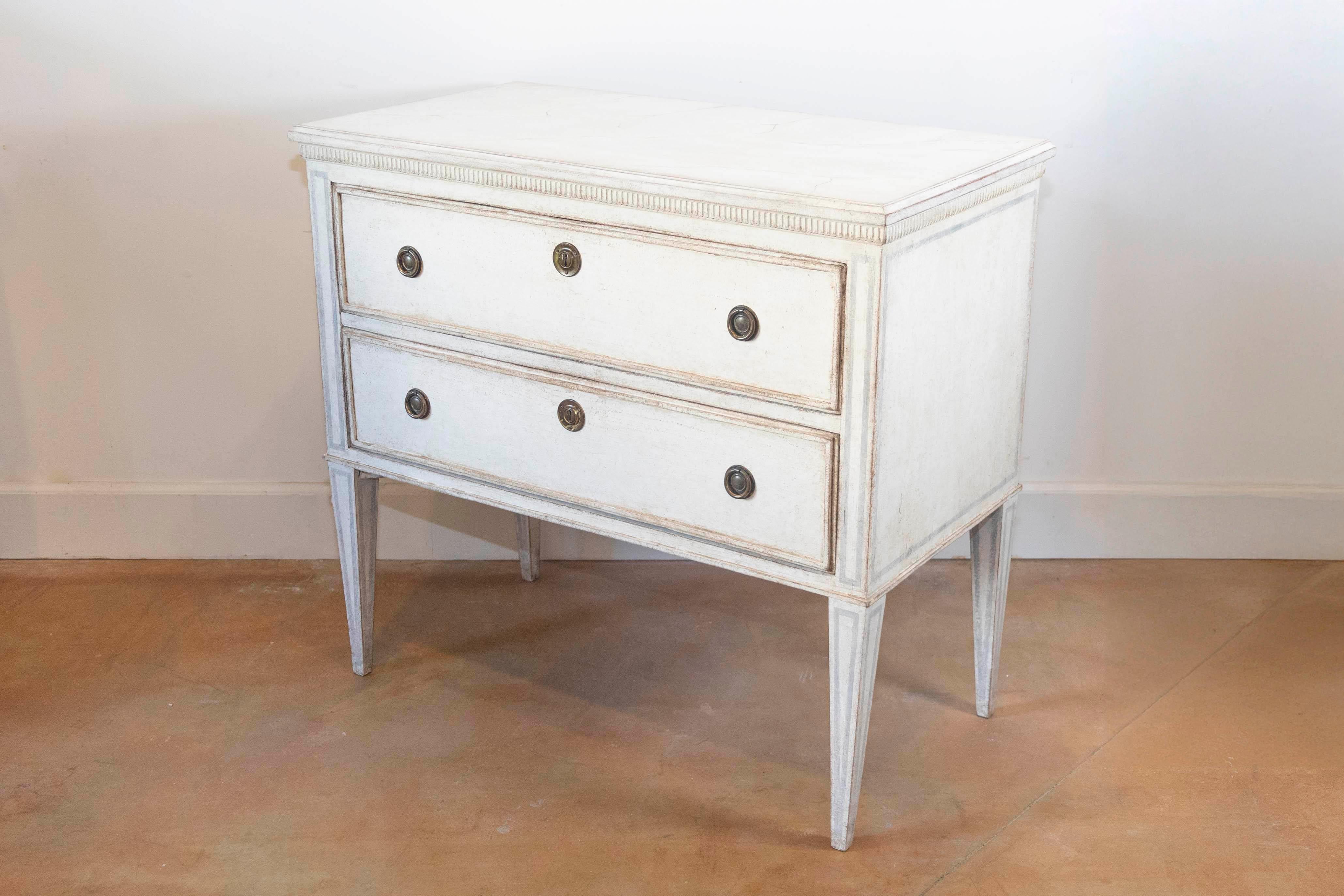 Svedese Cassettone svedese in stile gustaviano del 1890 con due cassetti e contorni dipinti in grigio in vendita