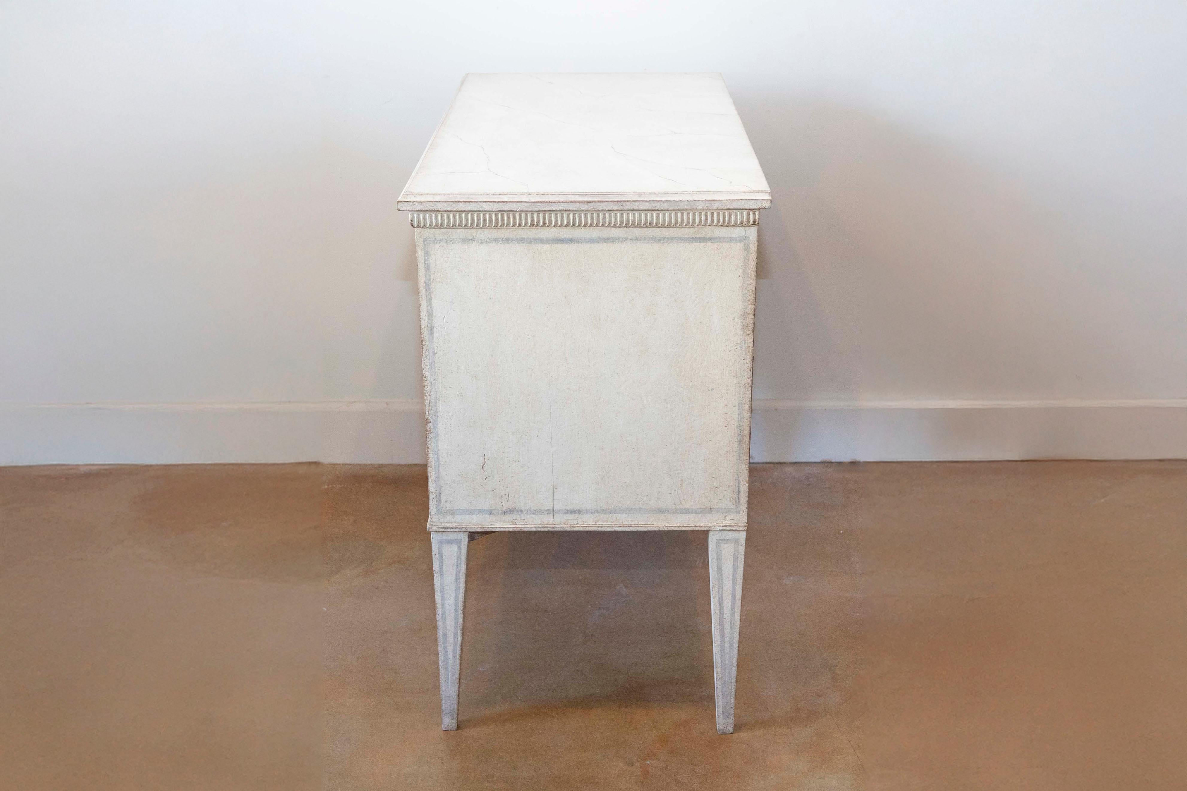 Intagliato Cassettone svedese in stile gustaviano del 1890 con due cassetti e contorni dipinti in grigio in vendita