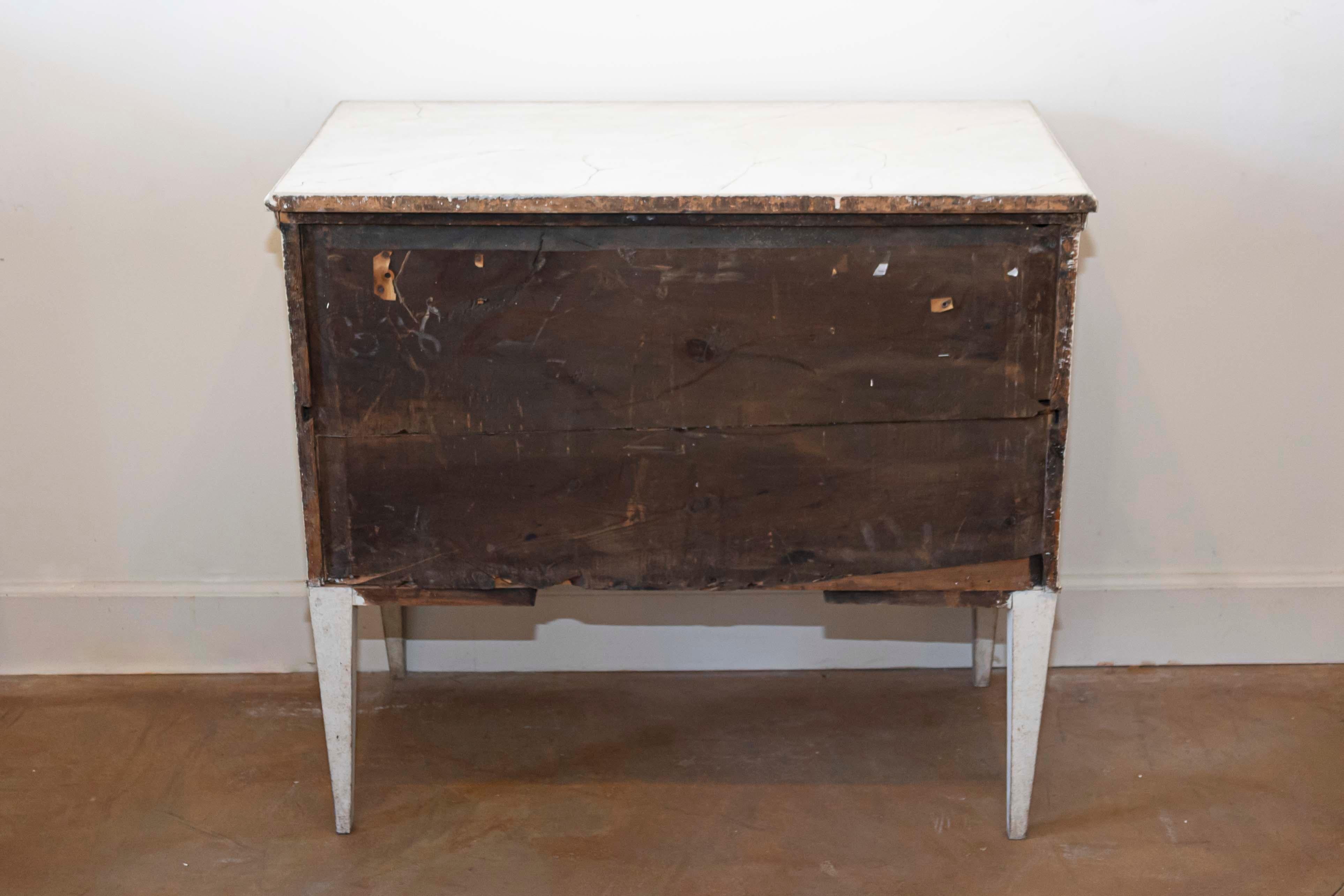 Cassettone svedese in stile gustaviano del 1890 con due cassetti e contorni dipinti in grigio In condizioni buone in vendita a Atlanta, GA