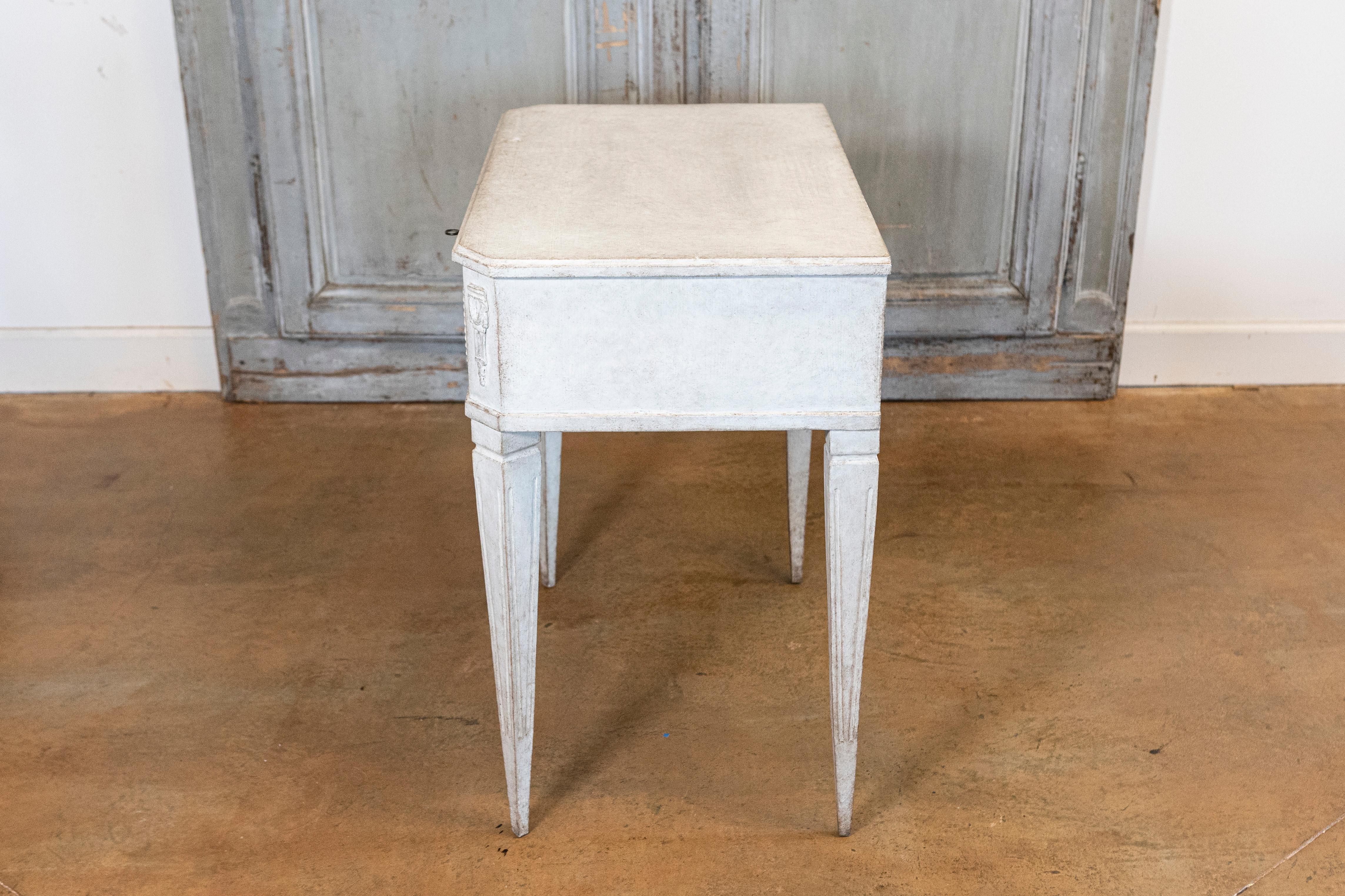 Schwedischer Konsolentisch im Gustavianischen Stil der 1890er Jahre, hellgrau lackiert, mit Schublade (Holz) im Angebot
