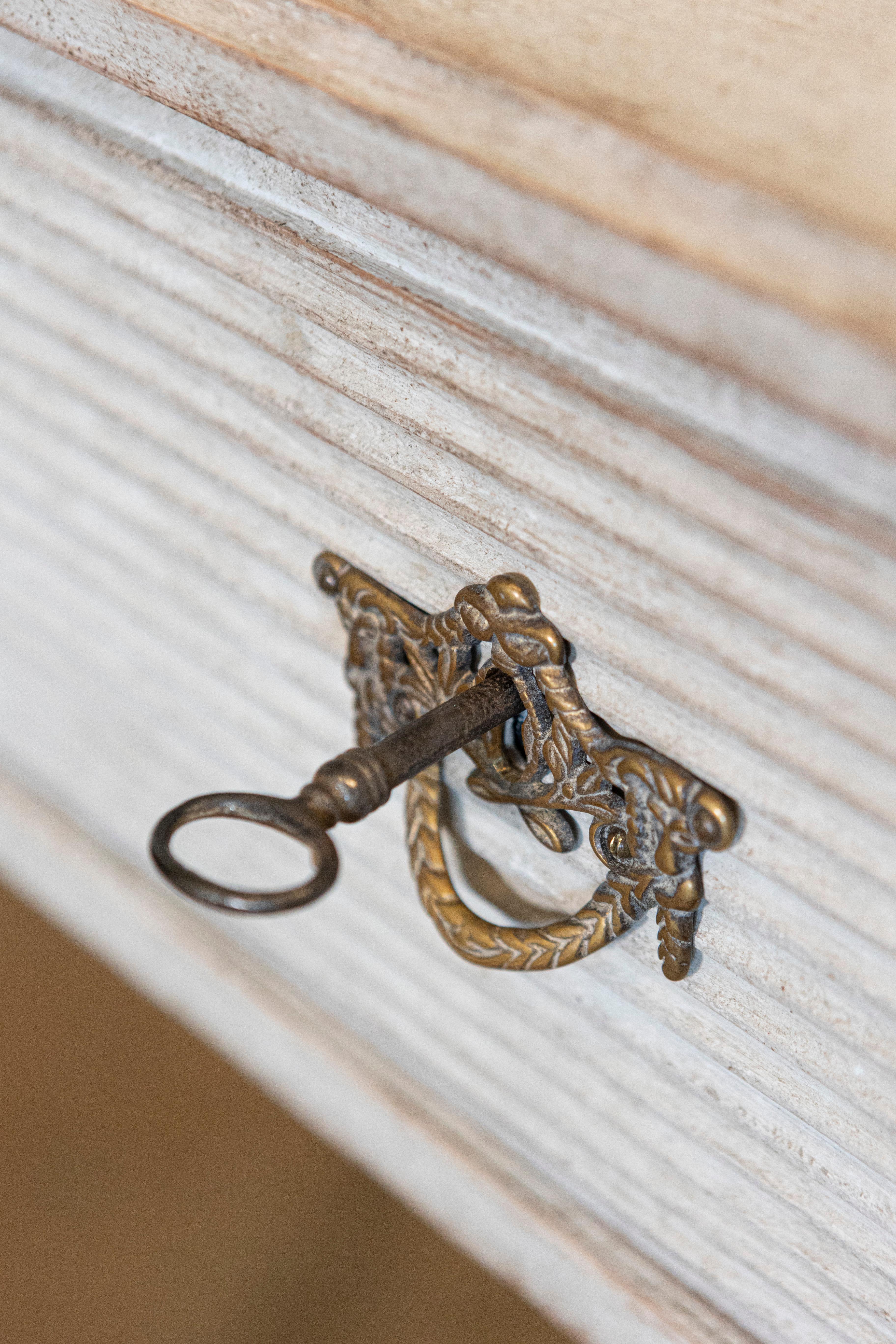 Schwedischer Konsolentisch im Gustavianischen Stil der 1890er Jahre, hellgrau lackiert, mit Schublade im Angebot 3