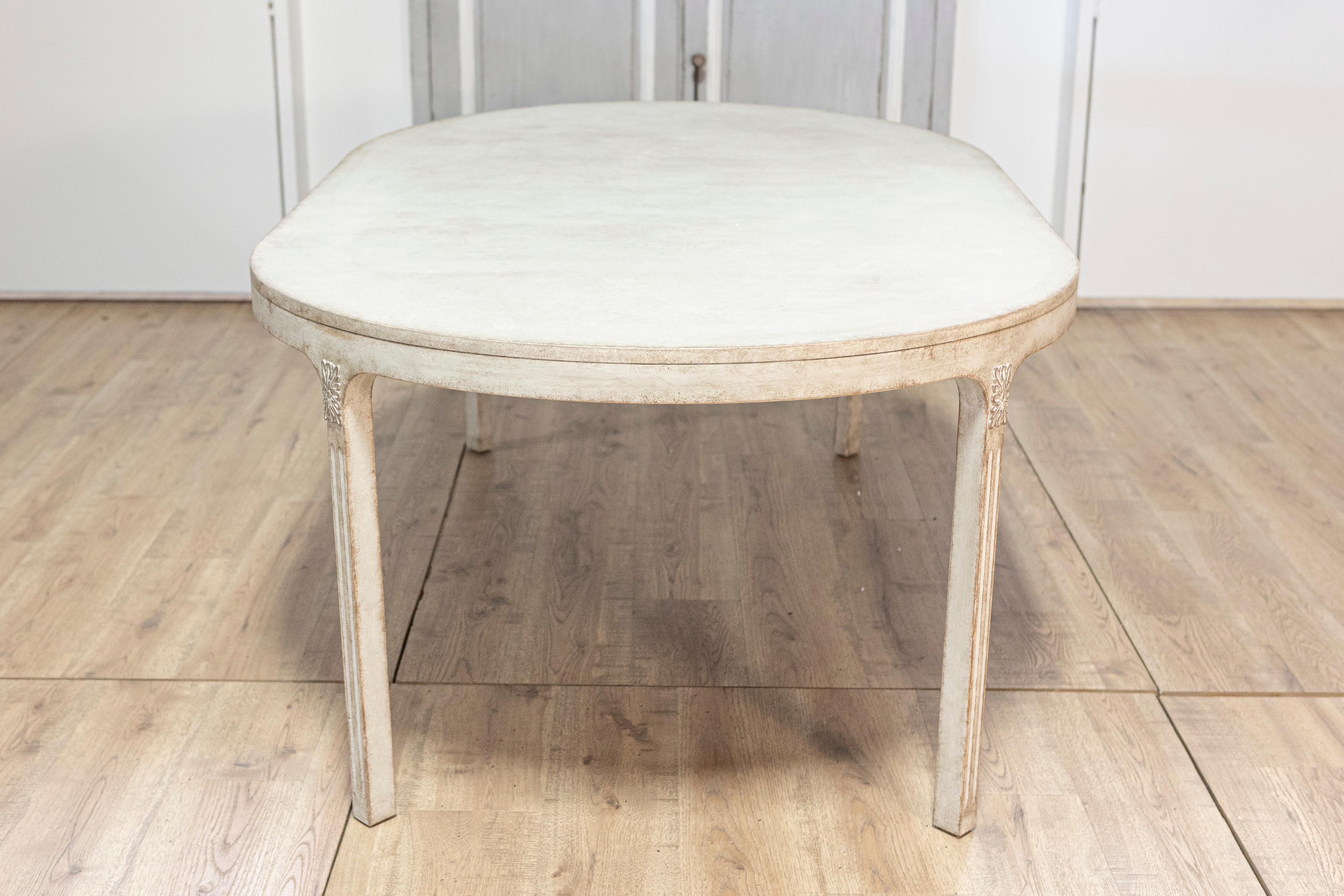Swedish Gustavian Style 1890s Light Gray Painted Dining Table with Oval Top In Good Condition For Sale In Atlanta, GA