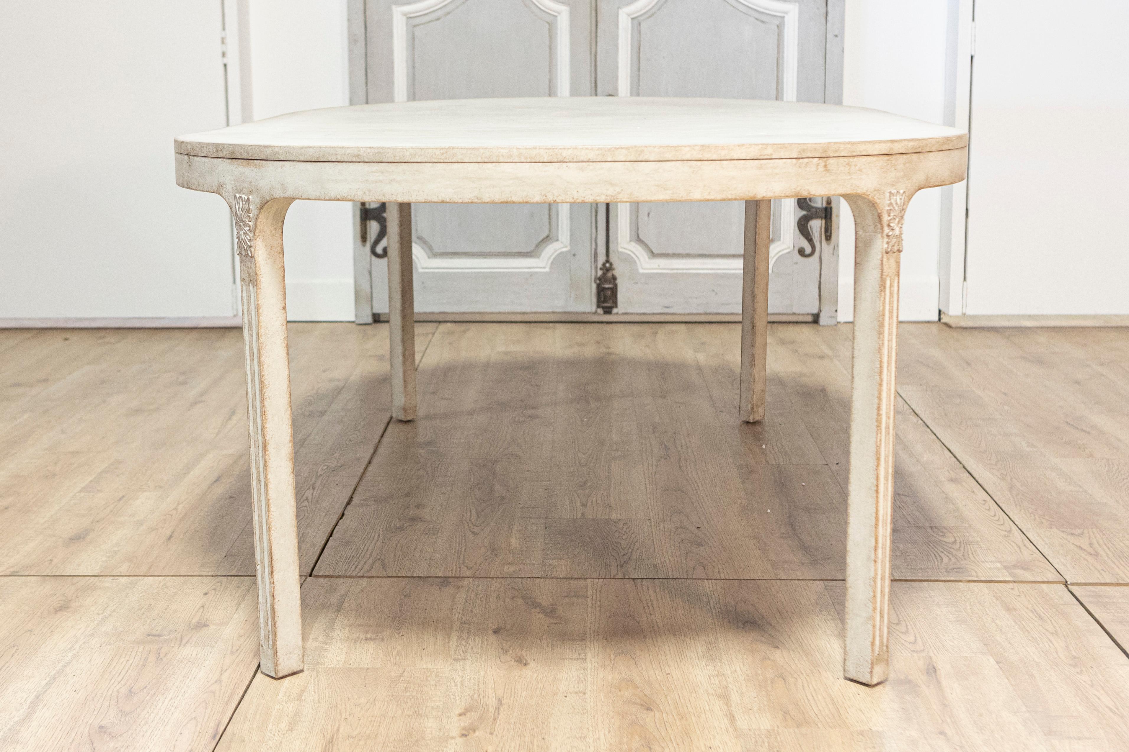 19th Century Swedish Gustavian Style 1890s Light Gray Painted Dining Table with Oval Top For Sale
