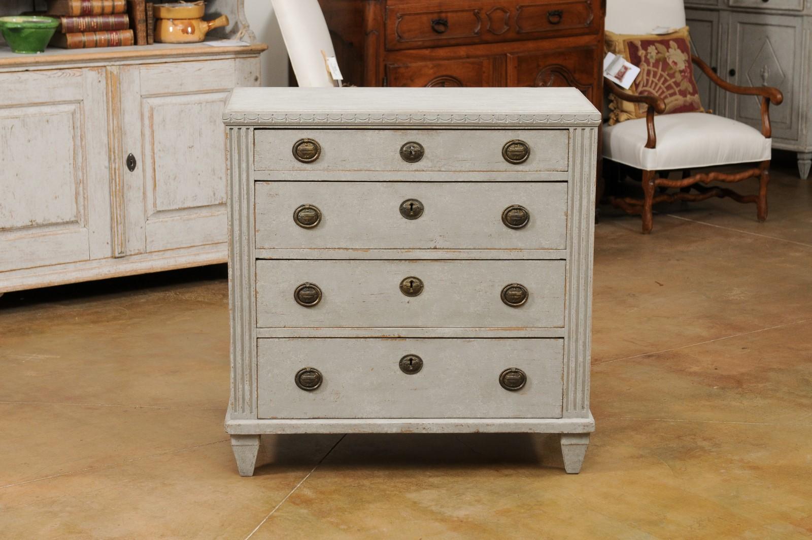 Swedish Gustavian Style 1890s Painted Chest with Carved Garland and Four Drawers For Sale 4