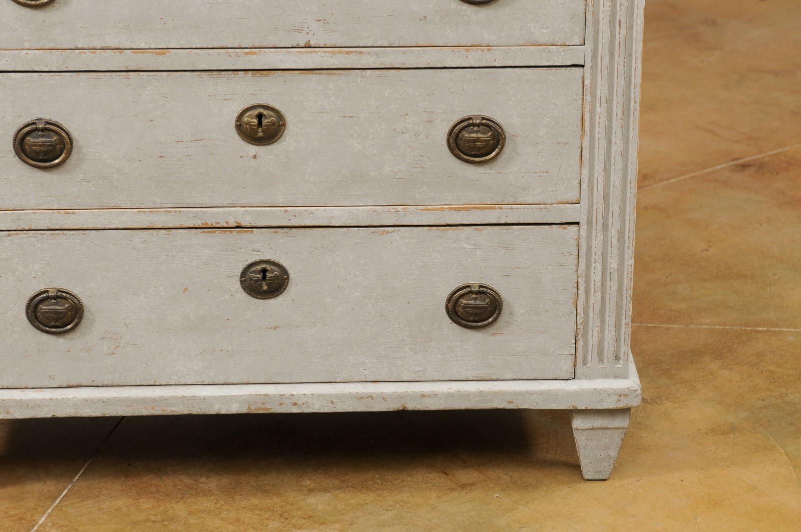 Swedish Gustavian Style 1890s Painted Chest with Carved Garland and Four Drawers For Sale 5