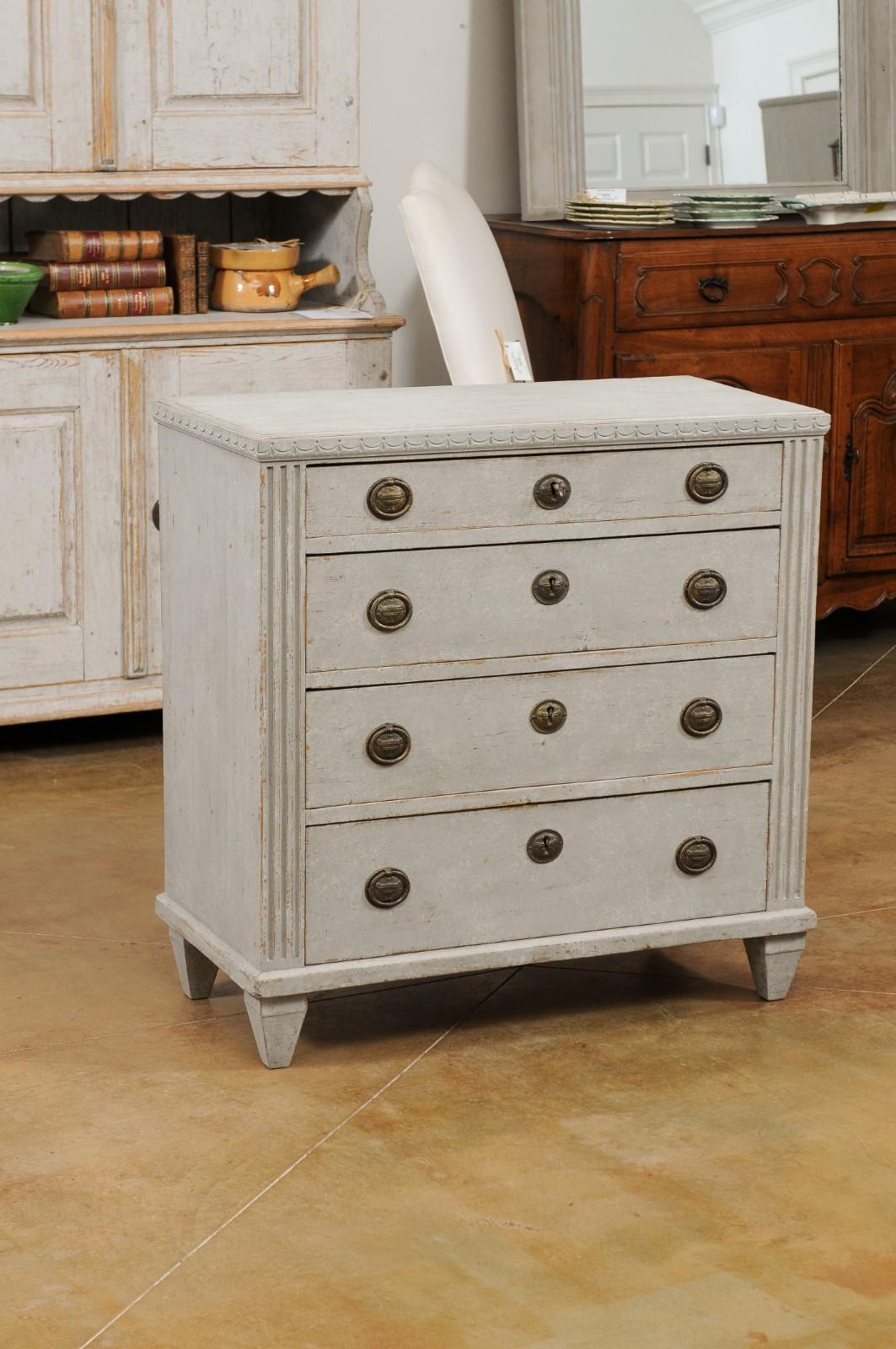 Swedish Gustavian Style 1890s Painted Chest with Carved Garland and Four Drawers For Sale 6