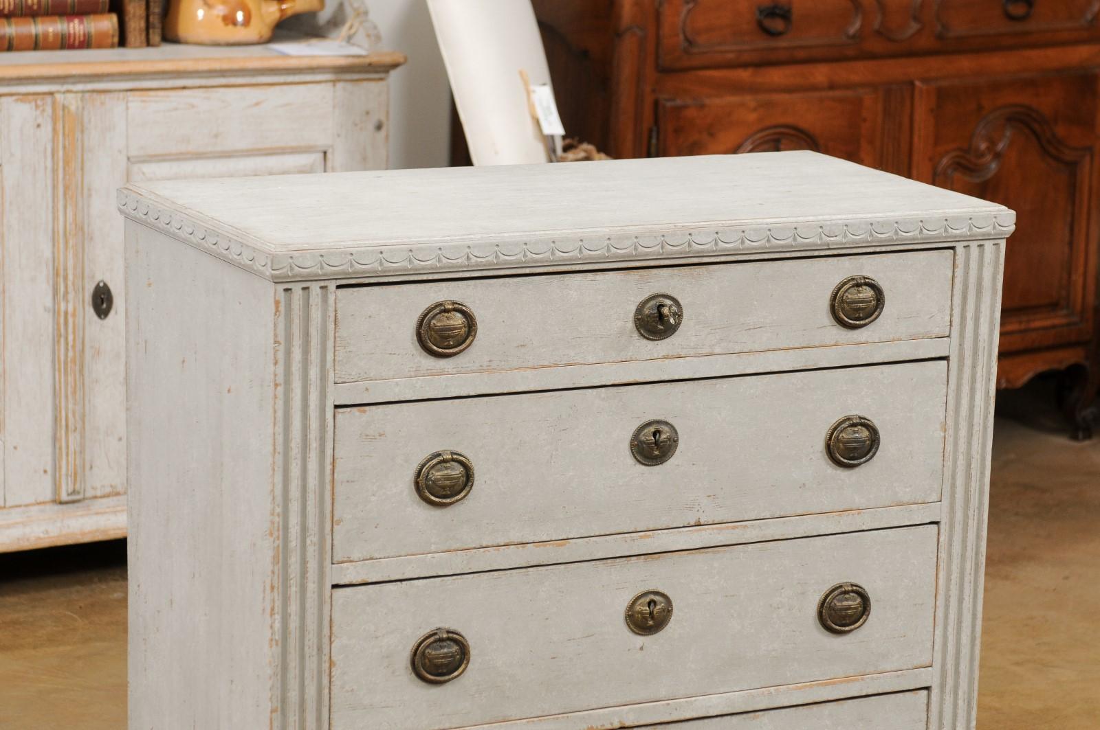 Swedish Gustavian Style 1890s Painted Chest with Carved Garland and Four Drawers For Sale 7