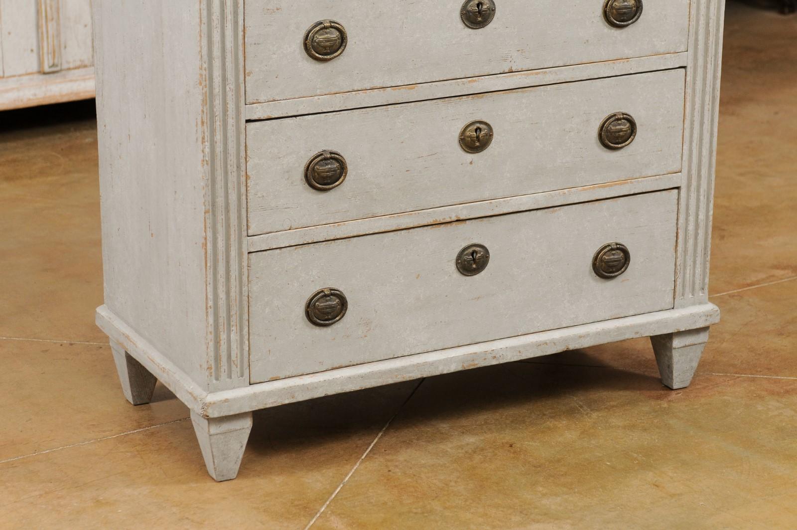 Swedish Gustavian Style 1890s Painted Chest with Carved Garland and Four Drawers For Sale 8
