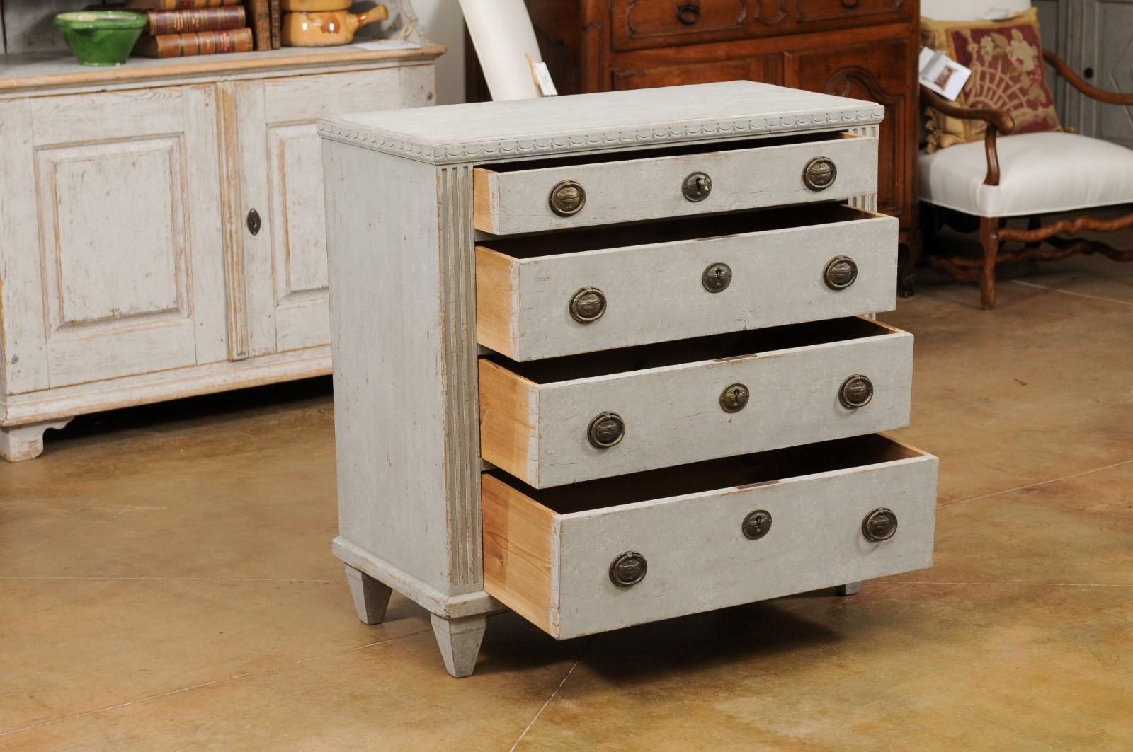 Swedish Gustavian Style 1890s Painted Chest with Carved Garland and Four Drawers For Sale 9