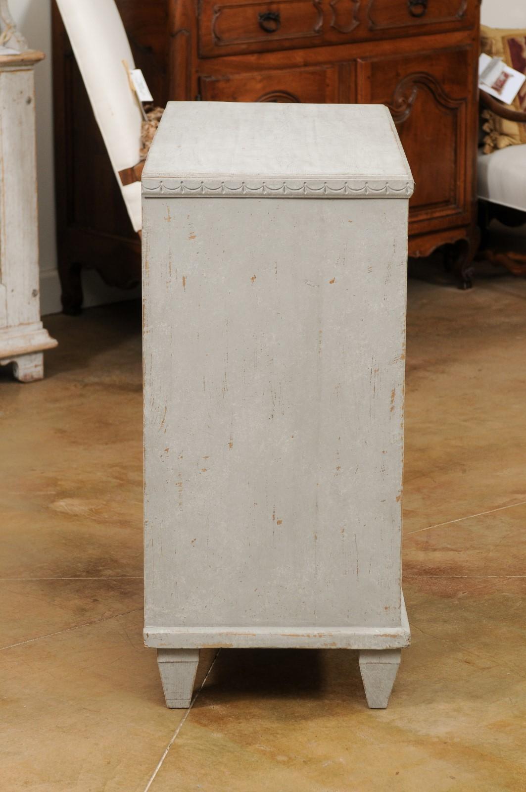 Swedish Gustavian Style 1890s Painted Chest with Carved Garland and Four Drawers In Good Condition For Sale In Atlanta, GA