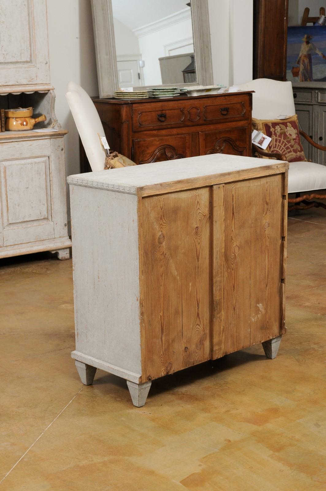 Swedish Gustavian Style 1890s Painted Chest with Carved Garland and Four Drawers For Sale 1