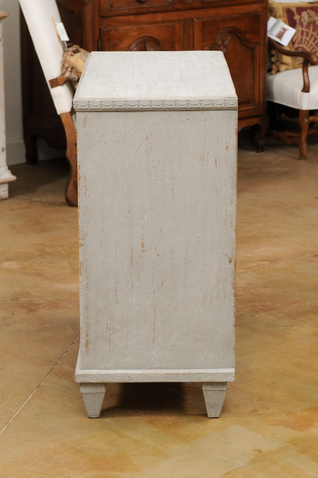 Swedish Gustavian Style 1890s Painted Chest with Carved Garland and Four Drawers For Sale 2
