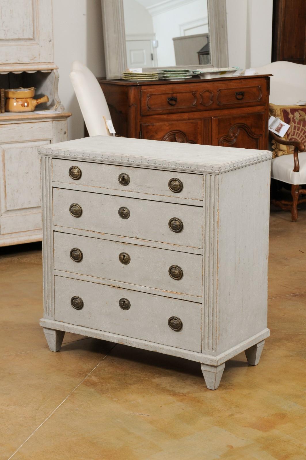 Swedish Gustavian Style 1890s Painted Chest with Carved Garland and Four Drawers For Sale 3