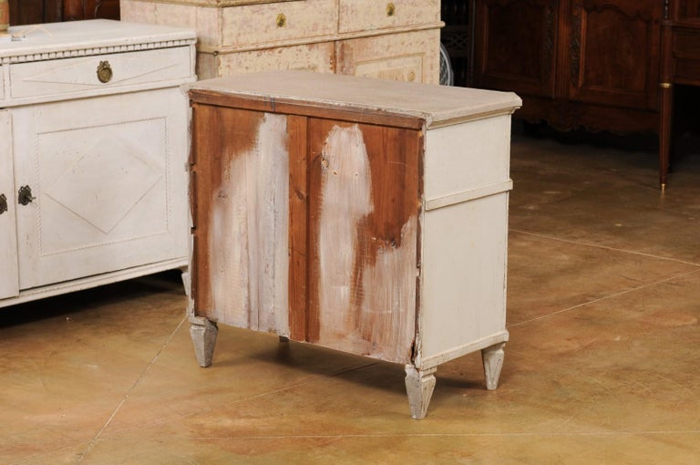 Swedish Gustavian Style 1890s Painted Three-Drawer Chest with Carved Foliage For Sale 4