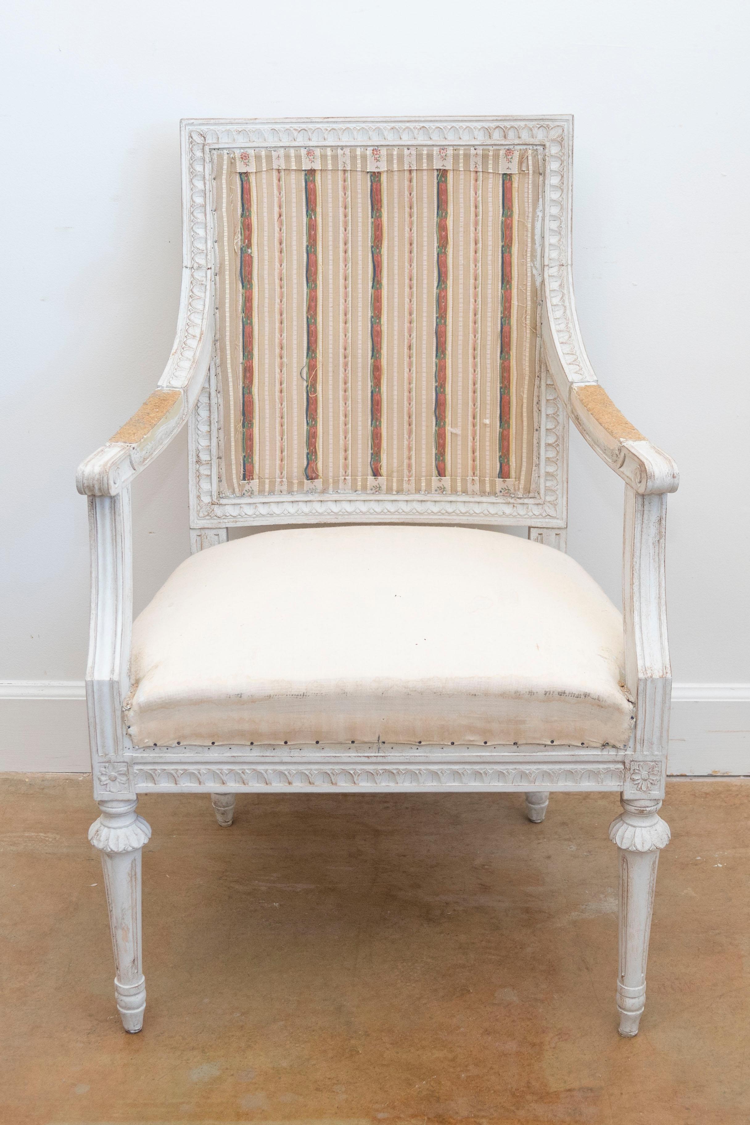 Gustavien Fauteuils suédois de style gustavien 1900 en bois peint avec tabourets sculptés en vente