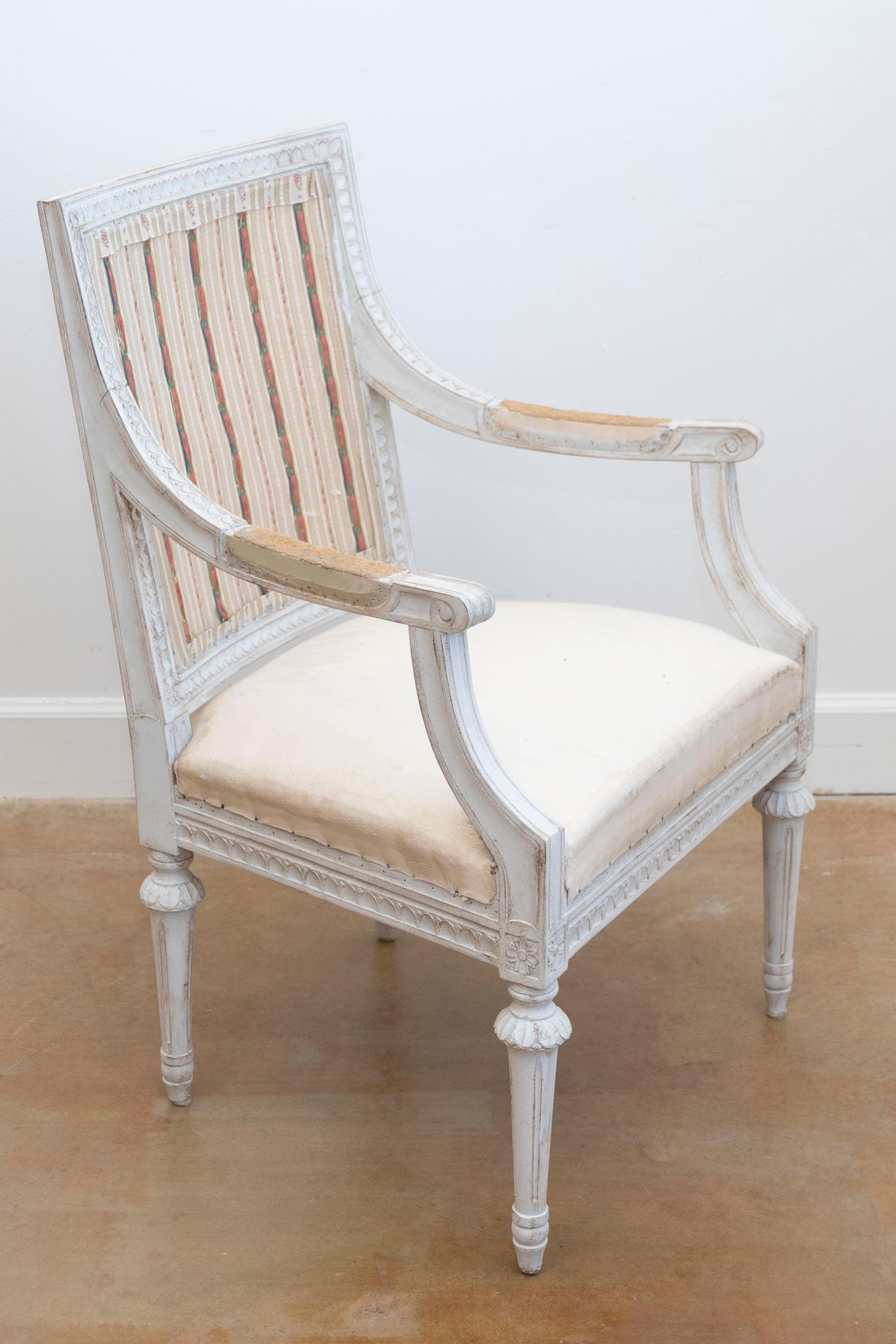 Suédois Fauteuils suédois de style gustavien 1900 en bois peint avec tabourets sculptés en vente