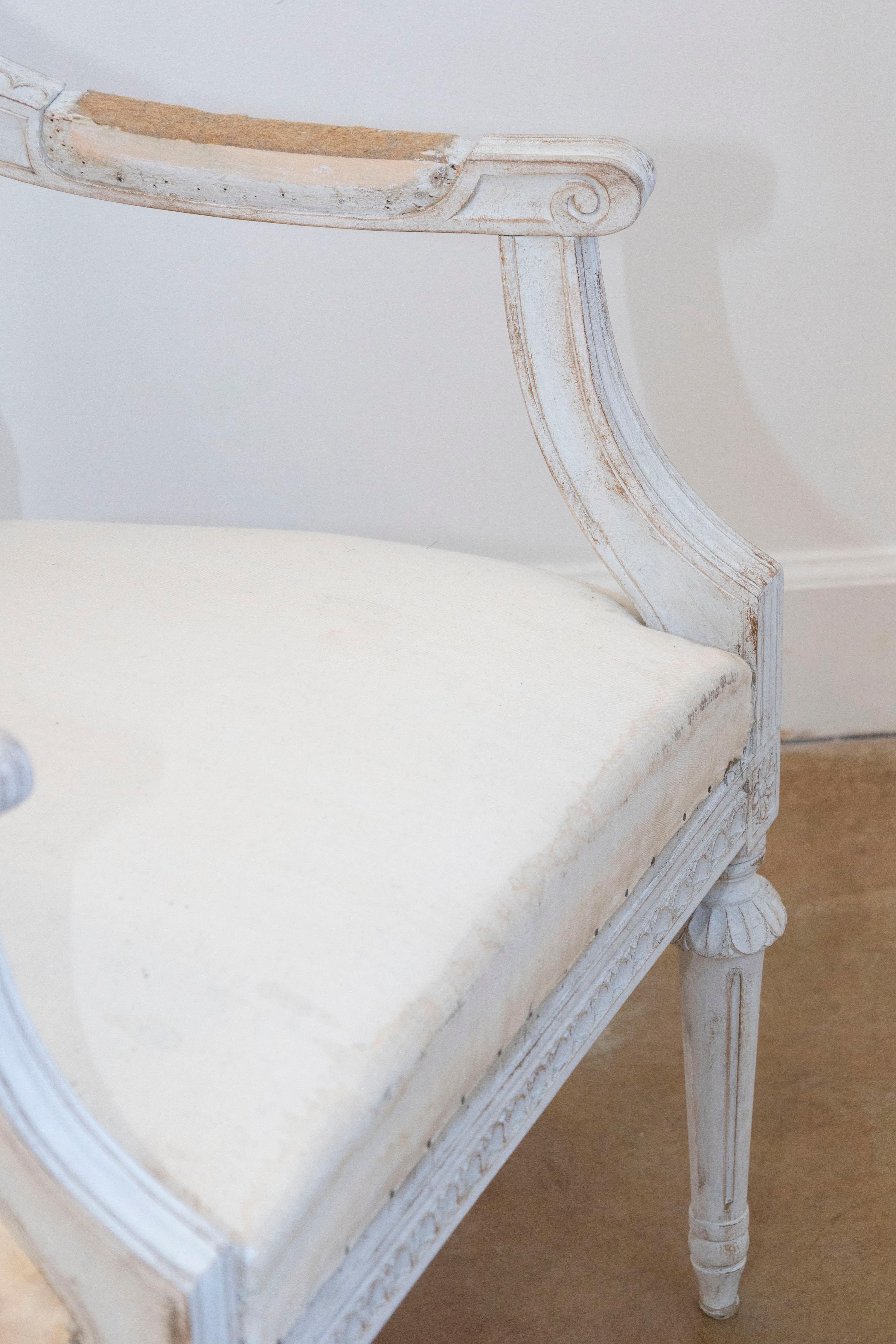 Fauteuils suédois de style gustavien 1900 en bois peint avec tabourets sculptés Bon état - En vente à Atlanta, GA