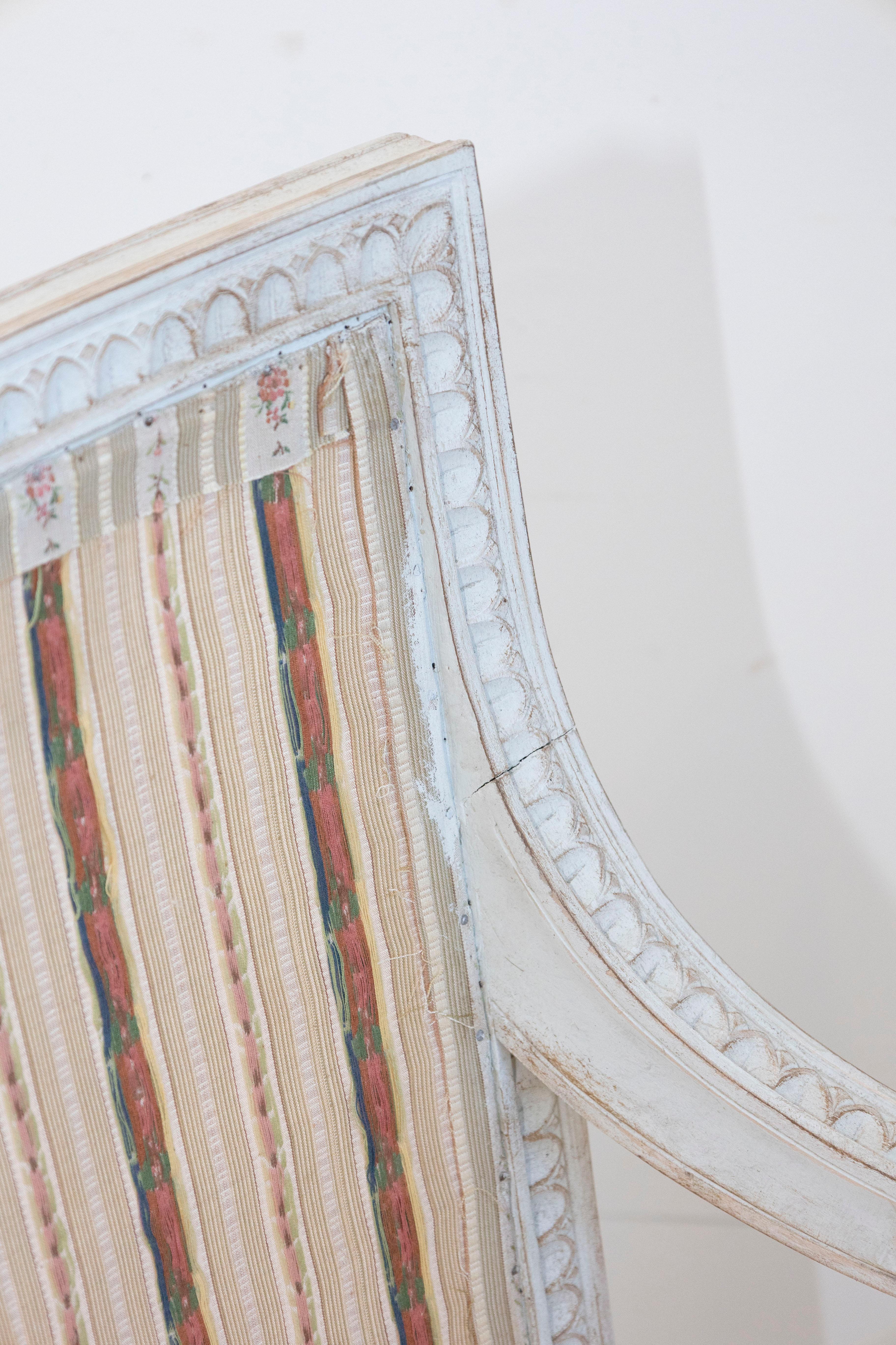 20ième siècle Fauteuils suédois de style gustavien 1900 en bois peint avec tabourets sculptés en vente