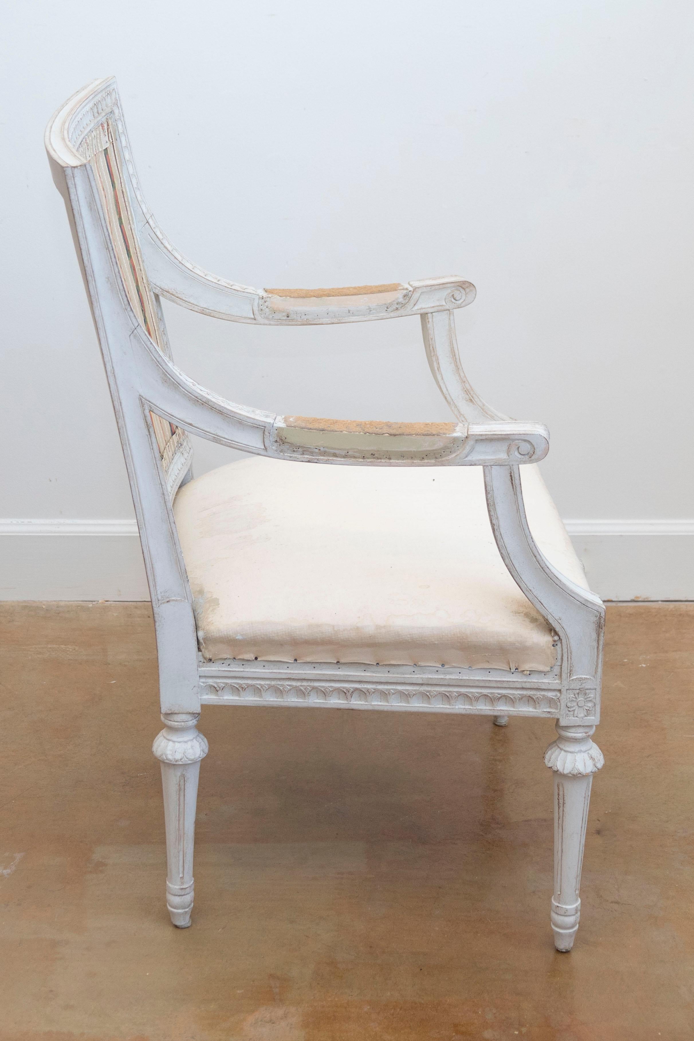 Tissu d'ameublement Fauteuils suédois de style gustavien 1900 en bois peint avec tabourets sculptés en vente