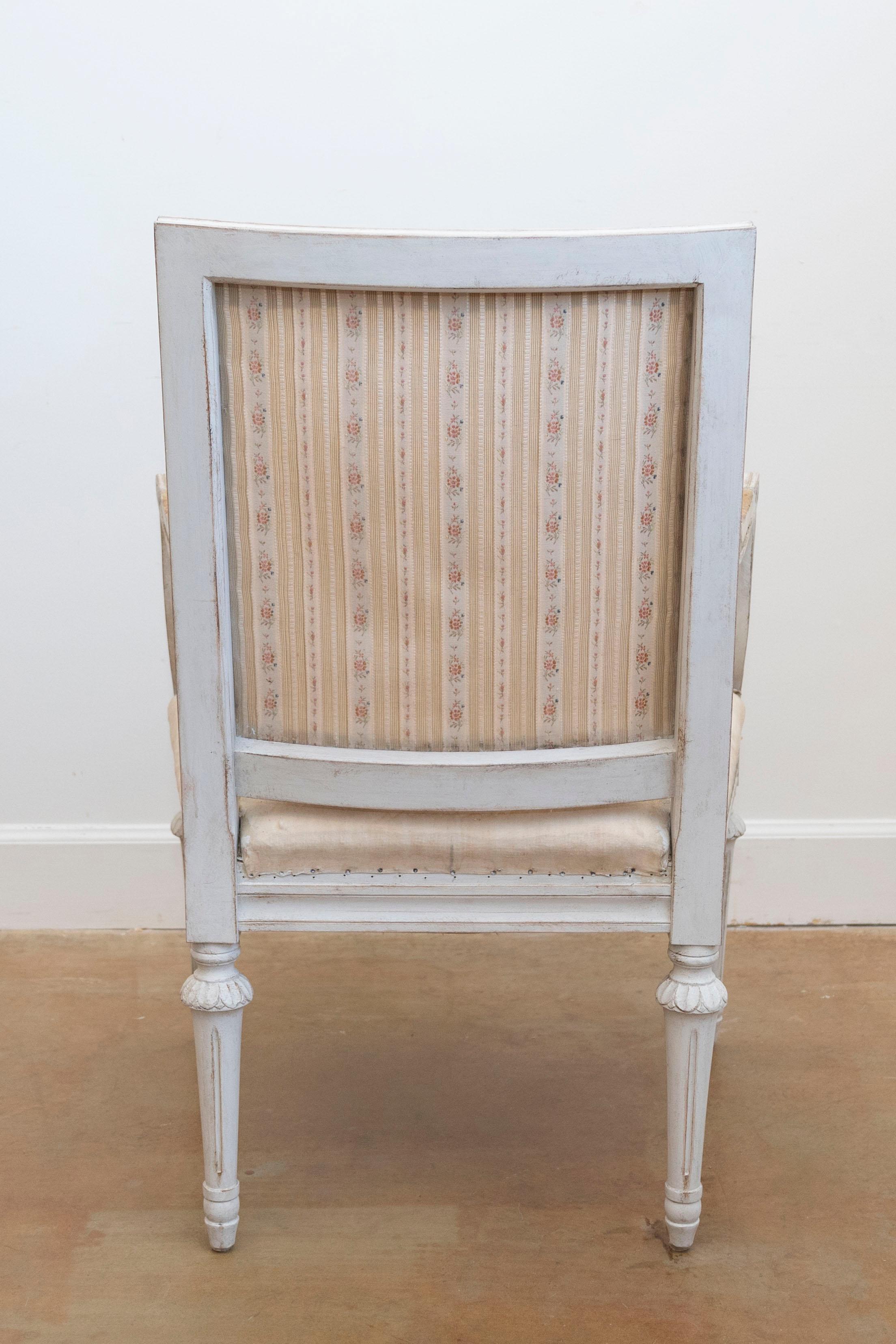 Fauteuils suédois de style gustavien 1900 en bois peint avec tabourets sculptés en vente 1