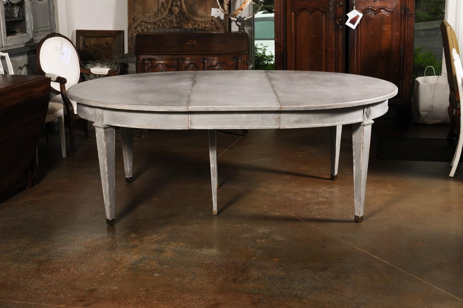 Swedish Gustavian Style 1900s Painted Oval Dining Room Table with Three Leaves 5