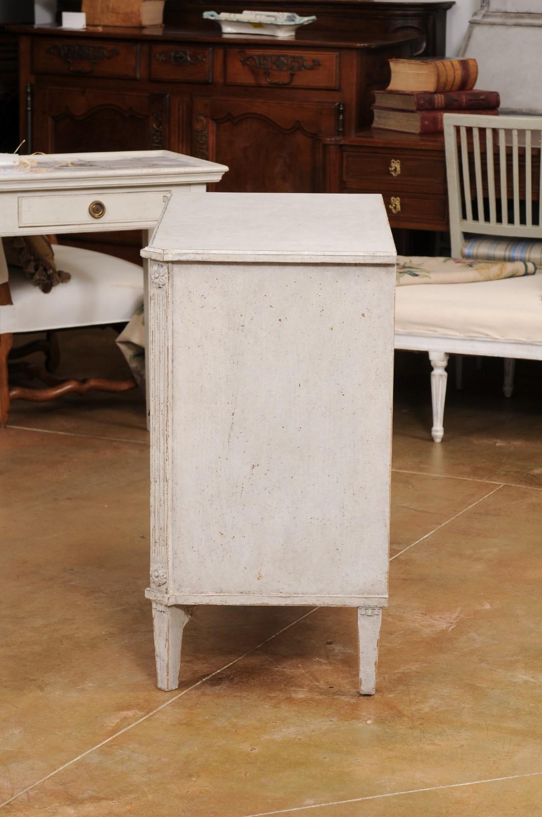 Swedish Gustavian Style 1900s Painted Three-Drawer Chest with Diamond Motifs For Sale 4
