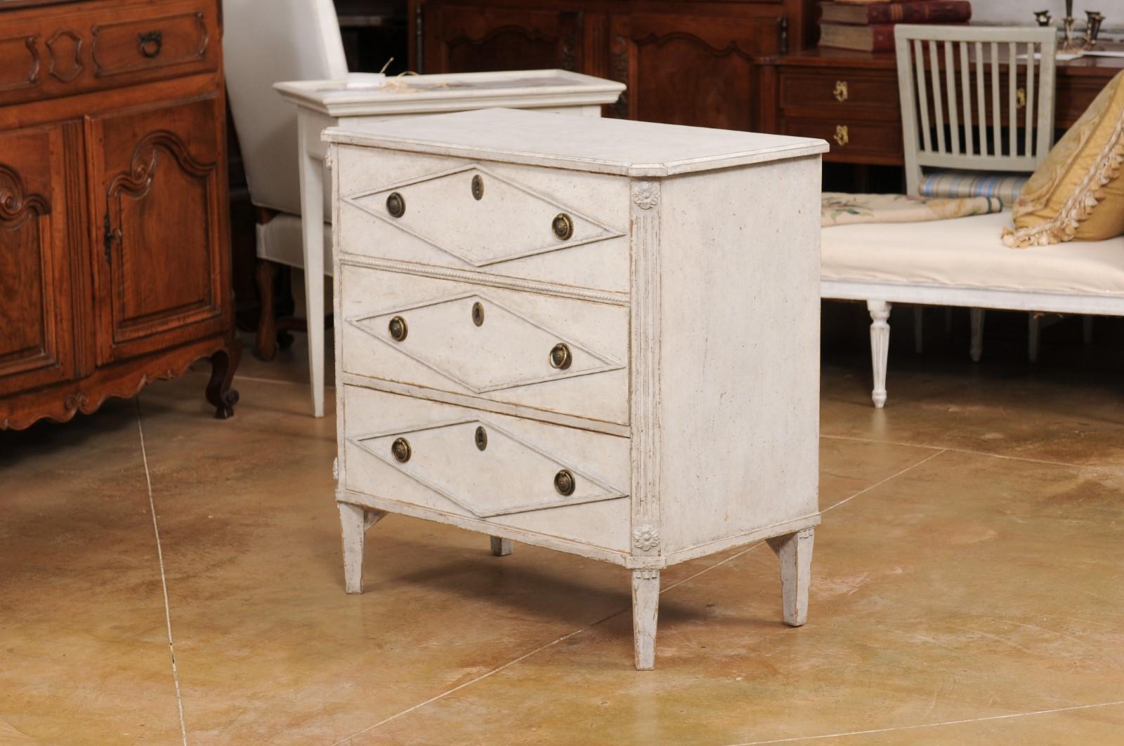 Swedish Gustavian Style 1900s Painted Three-Drawer Chest with Diamond Motifs For Sale 5